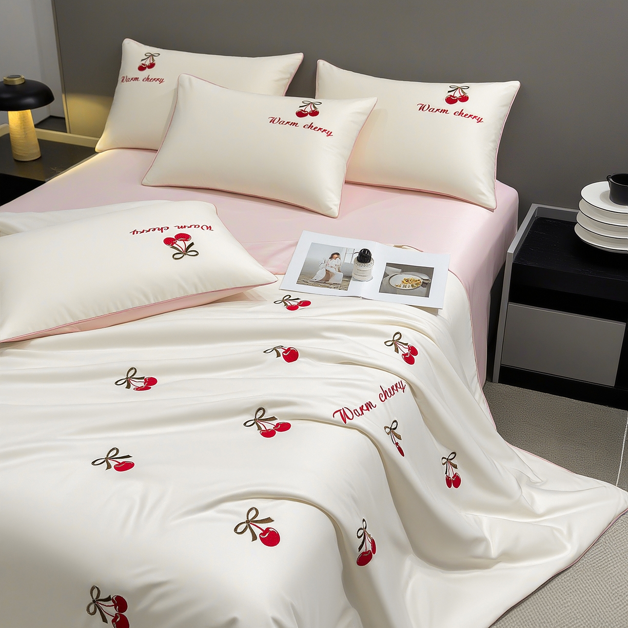 91家纺网 家纺一手货源 找家纺 梦舒羽 2026新款A类水洗冰丝满版夏凉被 樱桃-奶白粉