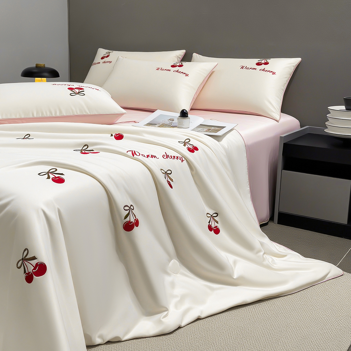 91家纺网 家纺一手货源 找家纺 梦舒羽 2026新款A类水洗冰丝满版夏凉被 樱桃-奶白粉