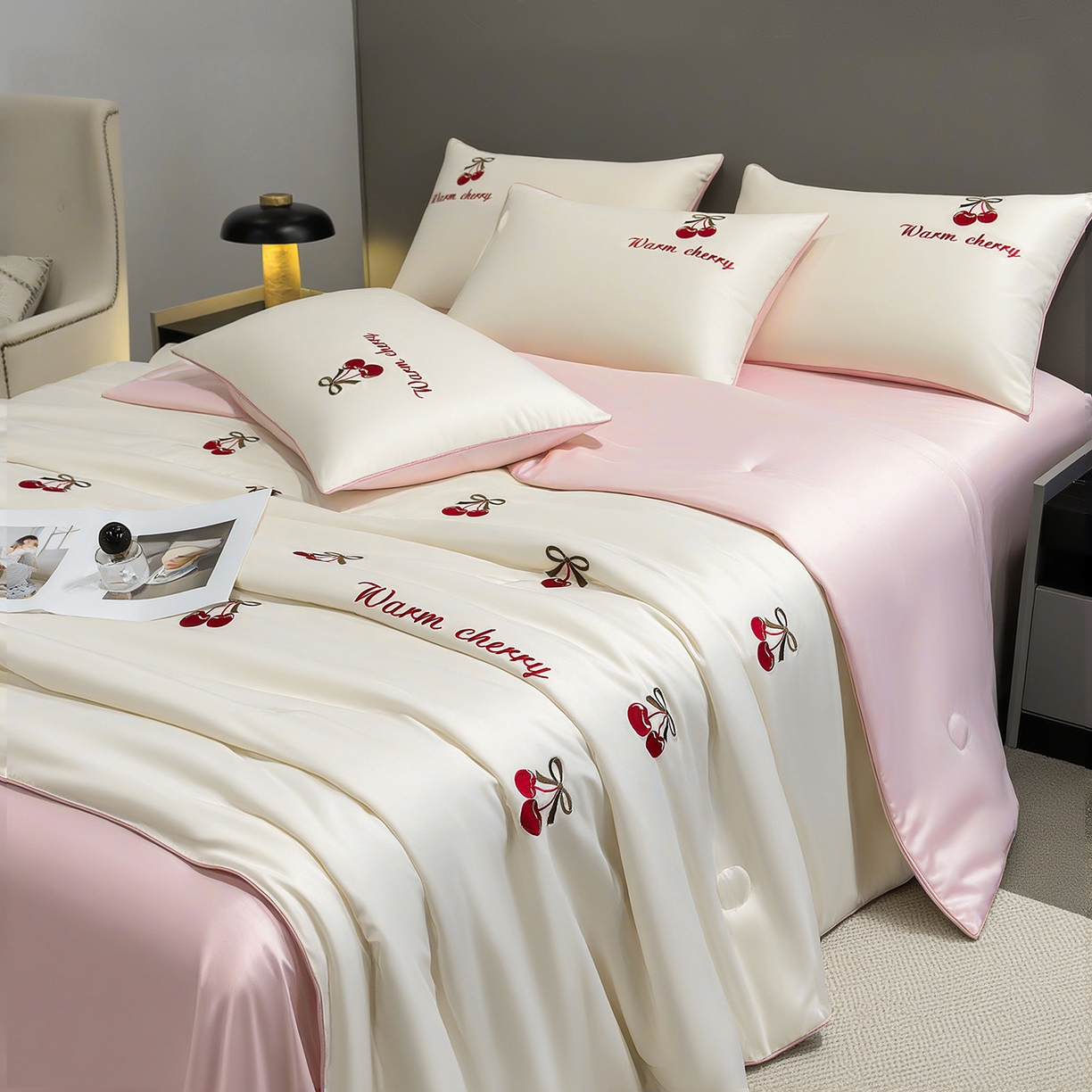 91家纺网 家纺一手货源 找家纺 梦舒羽 2026新款A类水洗冰丝满版夏凉被 樱桃-奶白粉