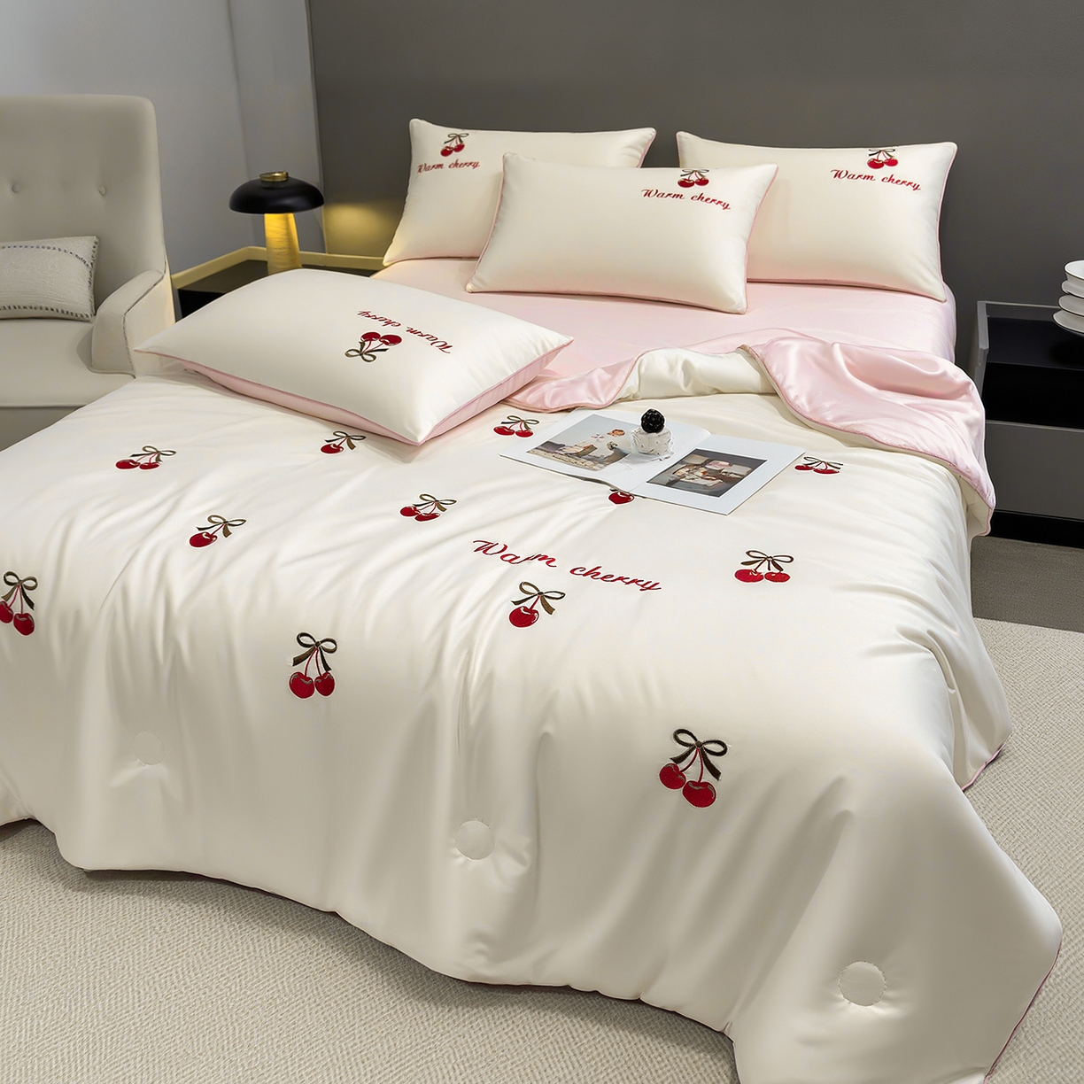 91家纺网 家纺一手货源 找家纺 梦舒羽 2026新款A类水洗冰丝满版夏凉被 樱桃-奶白粉