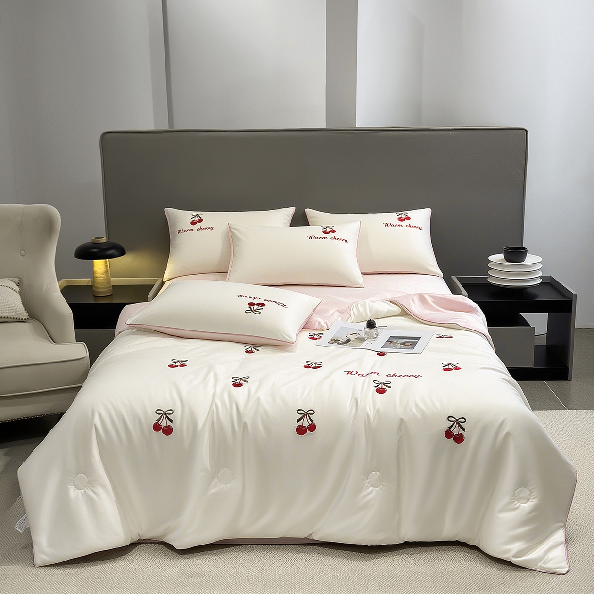 91家纺网 家纺一手货源 找家纺 梦舒羽 2026新款A类水洗冰丝满版夏凉被 樱桃-奶白粉