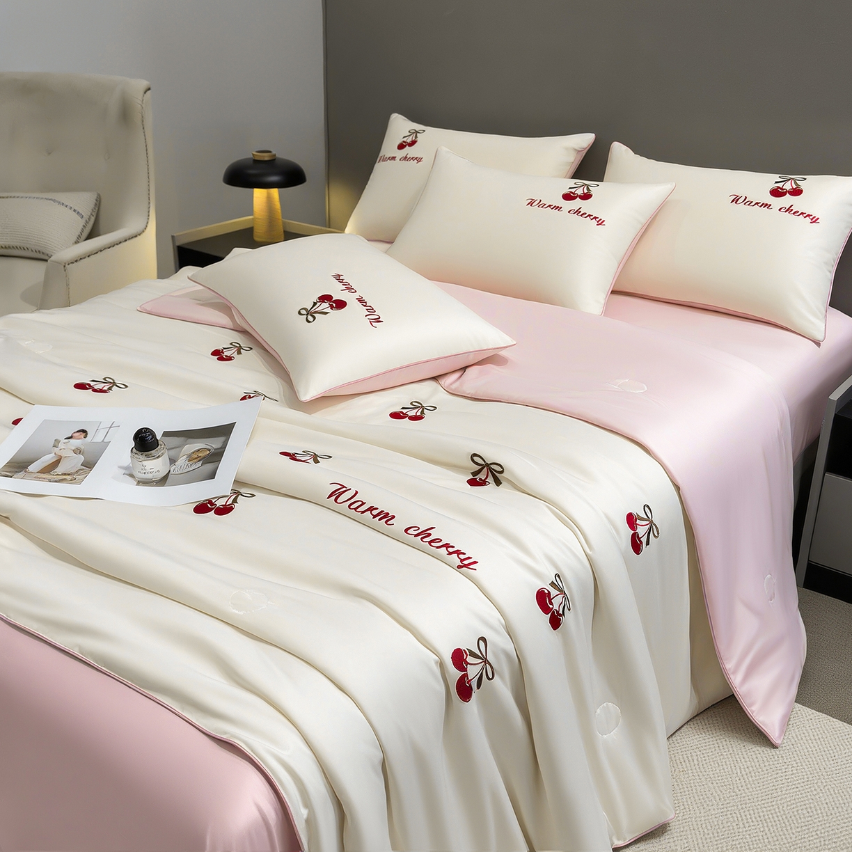 91家纺网 家纺一手货源 找家纺 梦舒羽 2026新款A类水洗冰丝满版夏凉被 樱桃-奶白粉