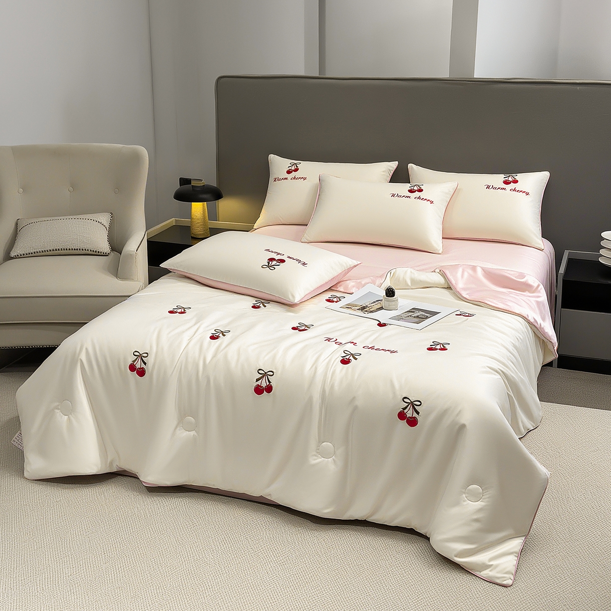 91家纺网 家纺一手货源 找家纺 梦舒羽 2026新款A类水洗冰丝满版夏凉被 樱桃-奶白粉