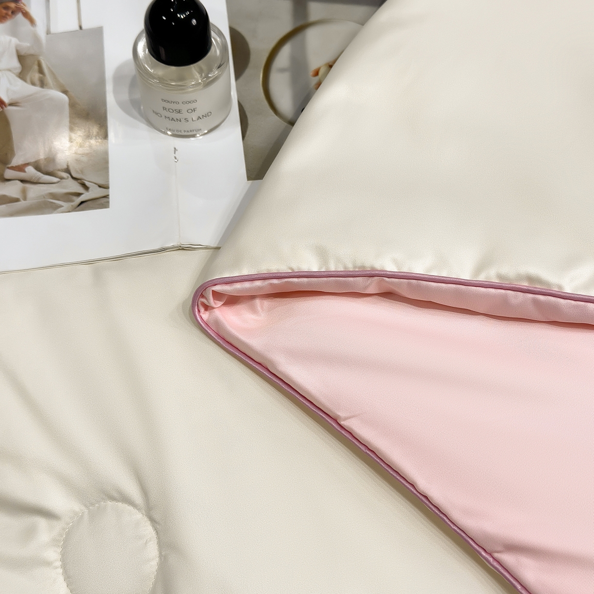 91家纺网 家纺一手货源 找家纺 梦舒羽 2026新款A类水洗冰丝满版夏凉被 樱桃-奶白粉