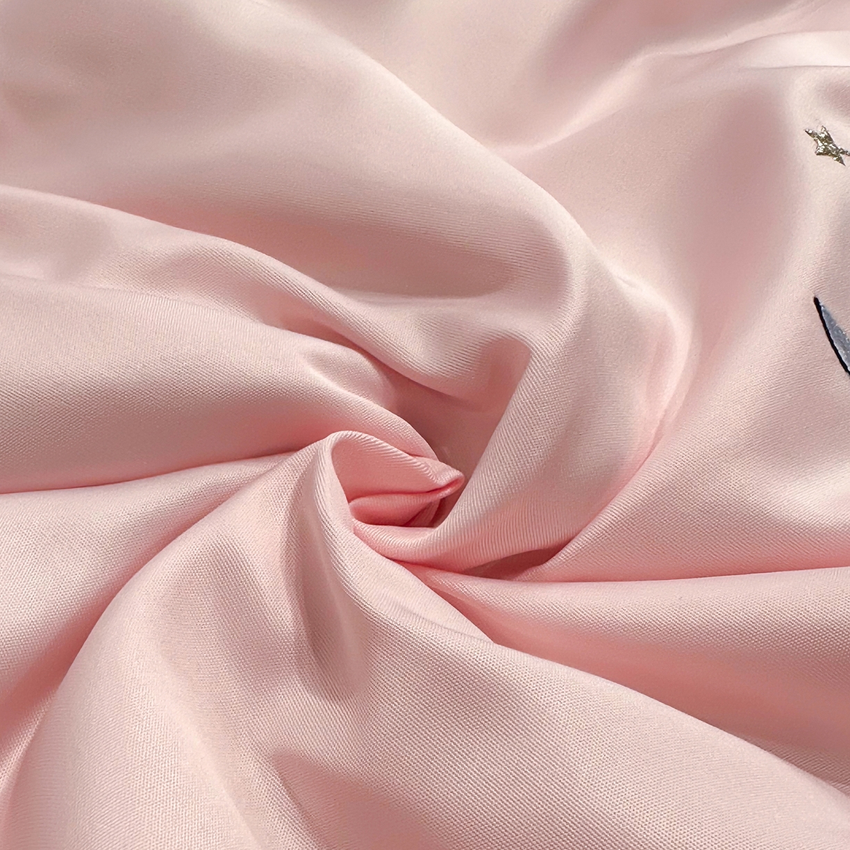 91家纺网 家纺一手货源 找家纺 梦舒羽 2026新款A类水洗冰丝满版夏凉被 云朵-粉玉蓝