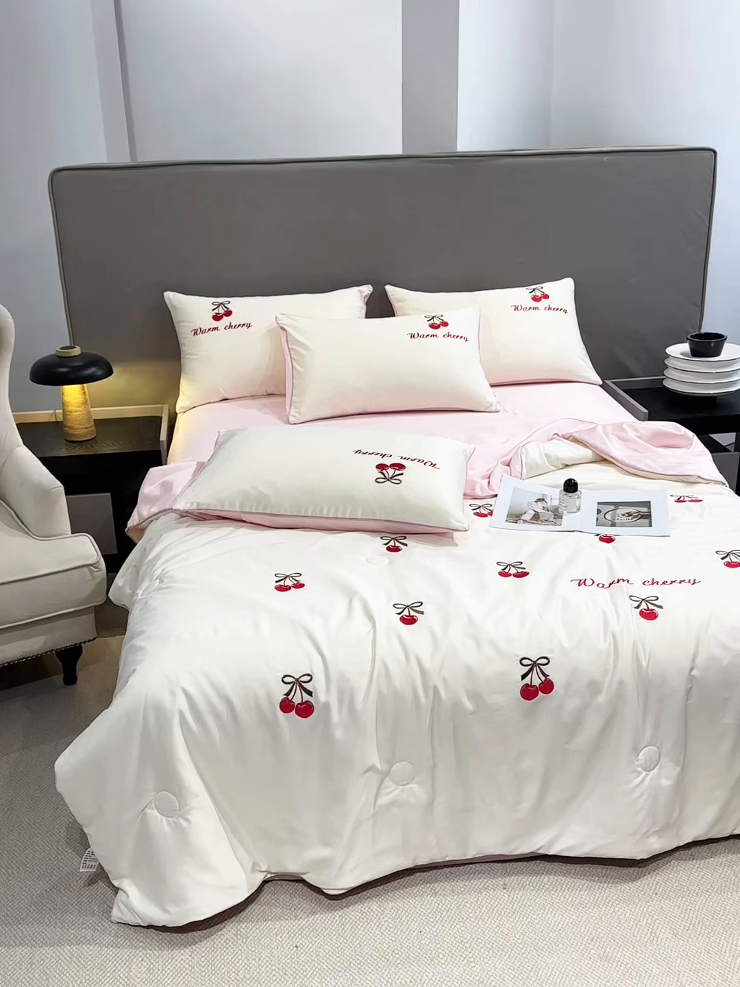 91家纺网 家纺一手货源 找家纺 梦舒羽 2026新款A类水洗冰丝满版夏凉被 樱桃-奶白粉