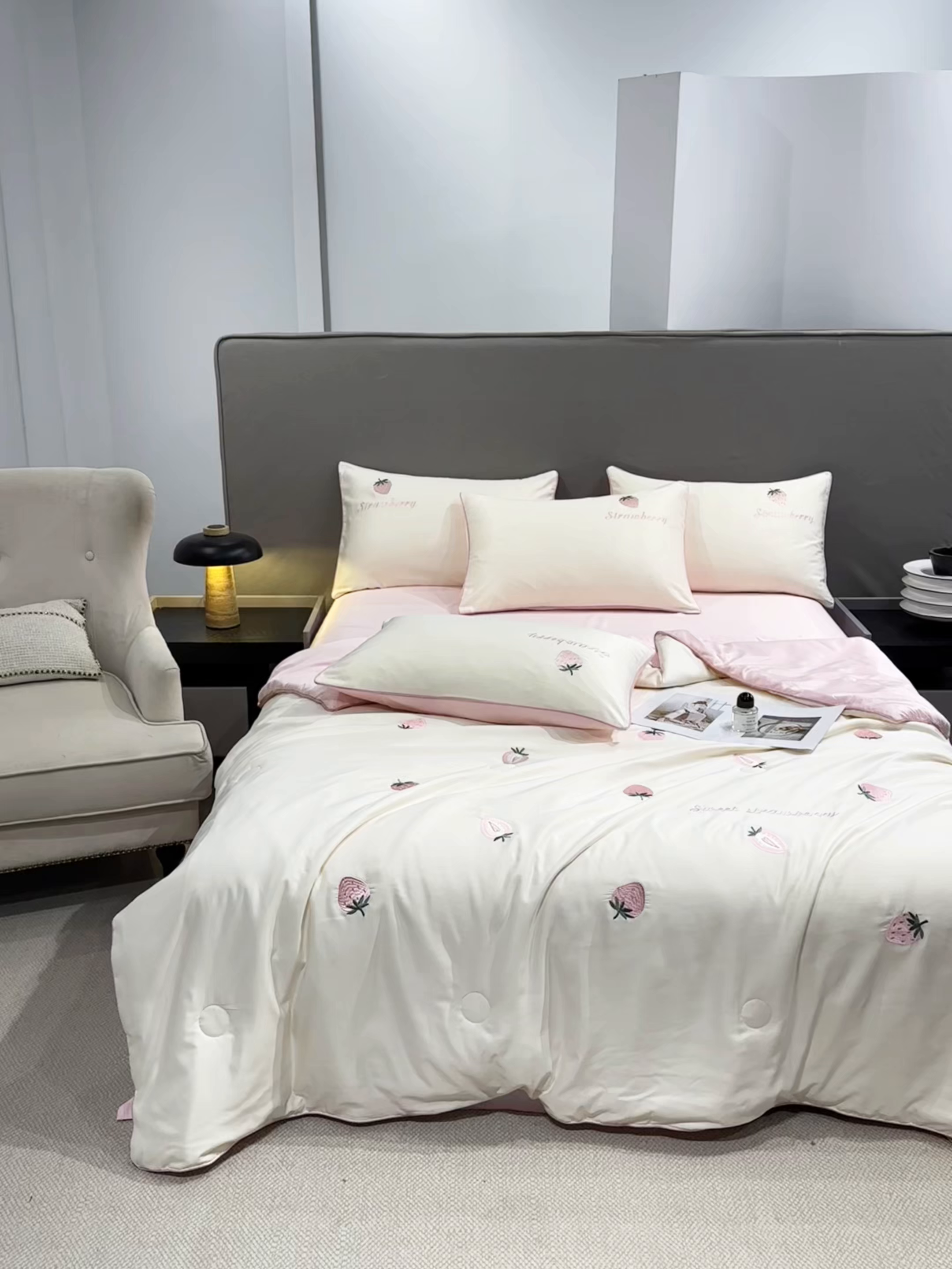 91家纺网 家纺一手货源 找家纺 梦舒羽 2026新款A类水洗冰丝满版夏凉被 草莓-奶白粉