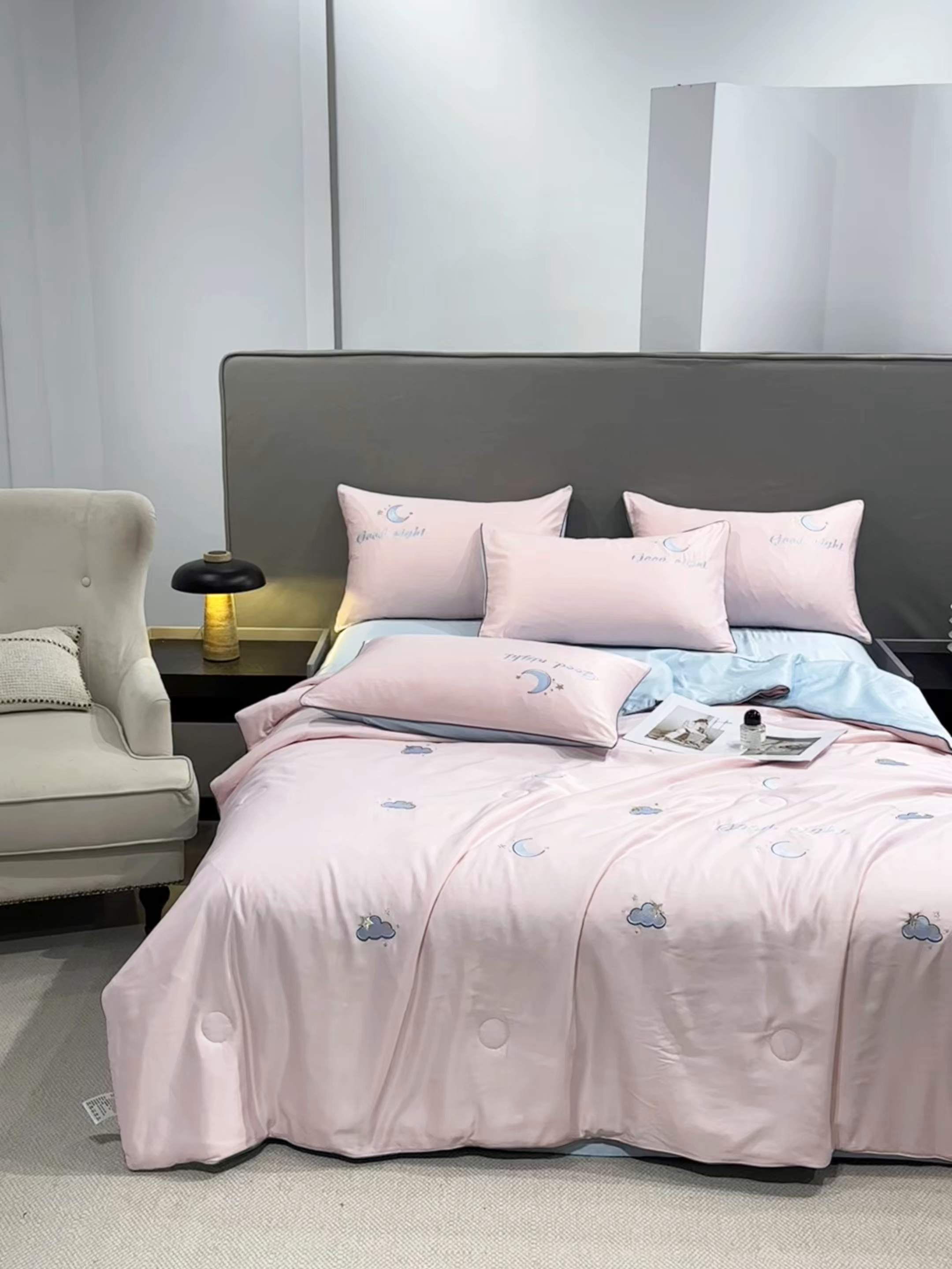 91家纺网 家纺一手货源 找家纺 梦舒羽 2026新款A类水洗冰丝满版夏凉被 云朵-粉玉蓝