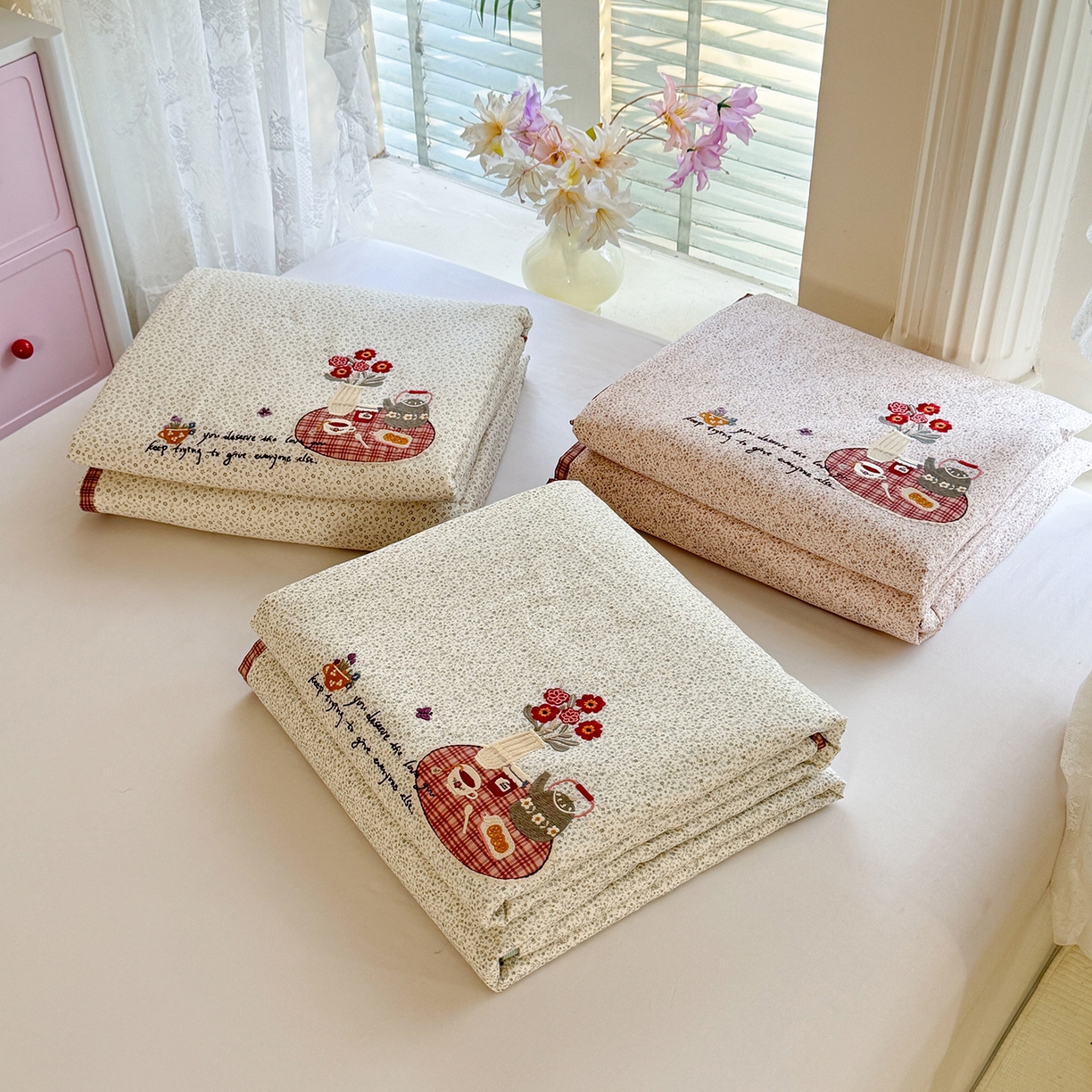 91家纺网 家纺一手货源 找家纺 艾唯希家纺 2026新款多功能全棉活套夏被四件套刺绣工艺纯棉四季通用-知意系列 知意-奶茶