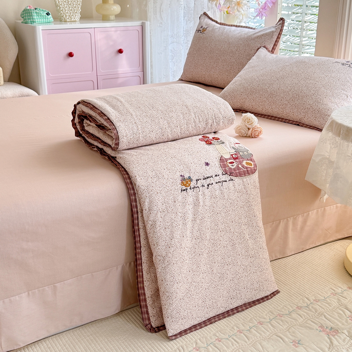 91家纺网 家纺一手货源 找家纺 艾唯希家纺 2026新款多功能全棉活套夏被四件套刺绣工艺纯棉四季通用-知意系列 知意-粉