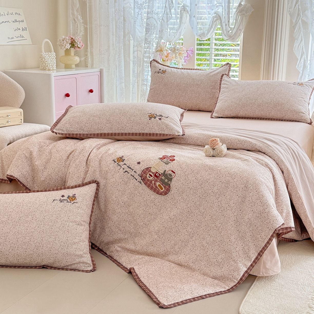 91家纺网 家纺一手货源 找家纺 艾唯希家纺 2026新款多功能全棉活套夏被四件套刺绣工艺纯棉四季通用-知意系列 知意-粉