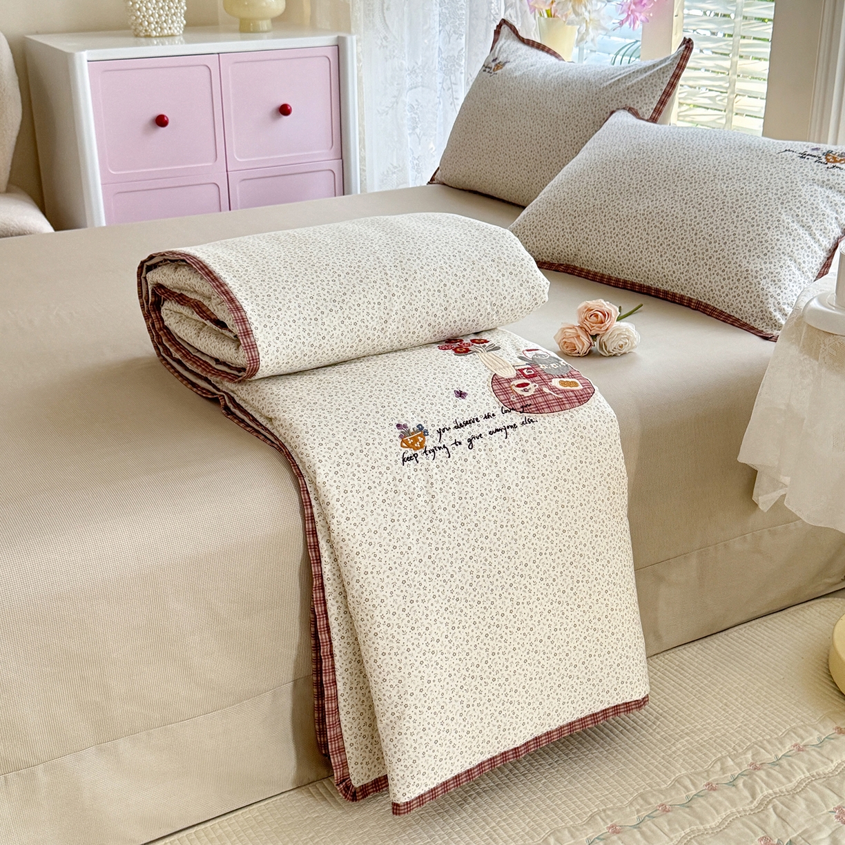 91家纺网 家纺一手货源 找家纺 艾唯希家纺 2026新款多功能全棉活套夏被四件套刺绣工艺纯棉四季通用-知意系列 知意-奶茶