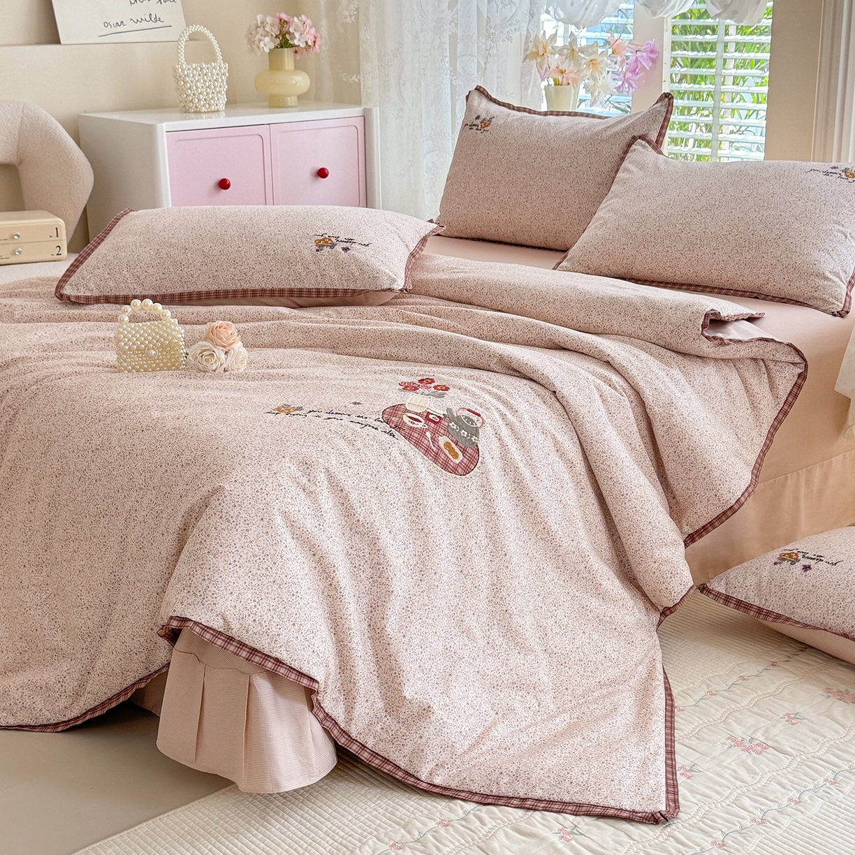 91家纺网 家纺一手货源 找家纺 艾唯希家纺 2026新款多功能全棉活套夏被四件套刺绣工艺纯棉四季通用-知意系列 知意-粉