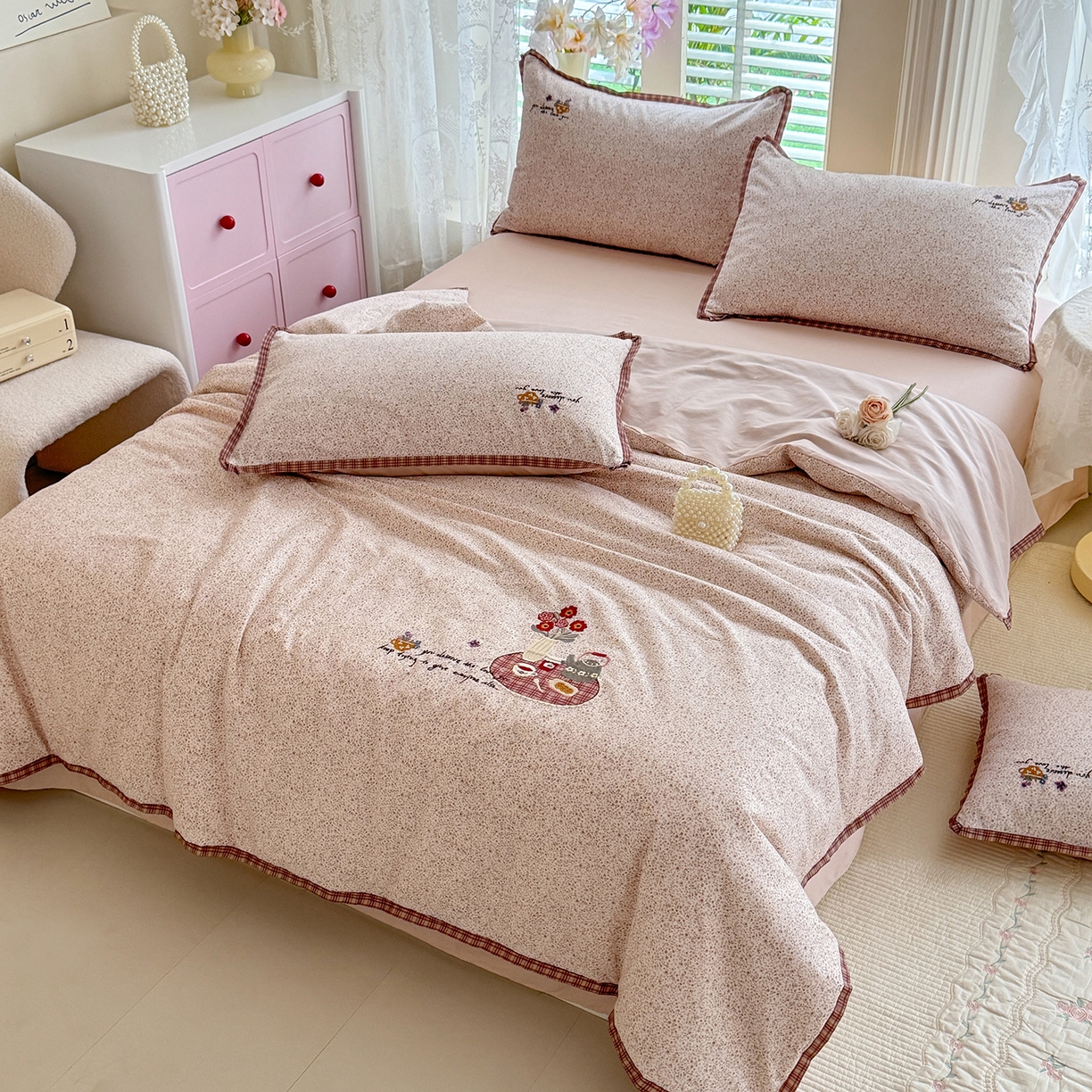 91家纺网 家纺一手货源 找家纺 艾唯希家纺 2026新款多功能全棉活套夏被四件套刺绣工艺纯棉四季通用-知意系列 知意-粉