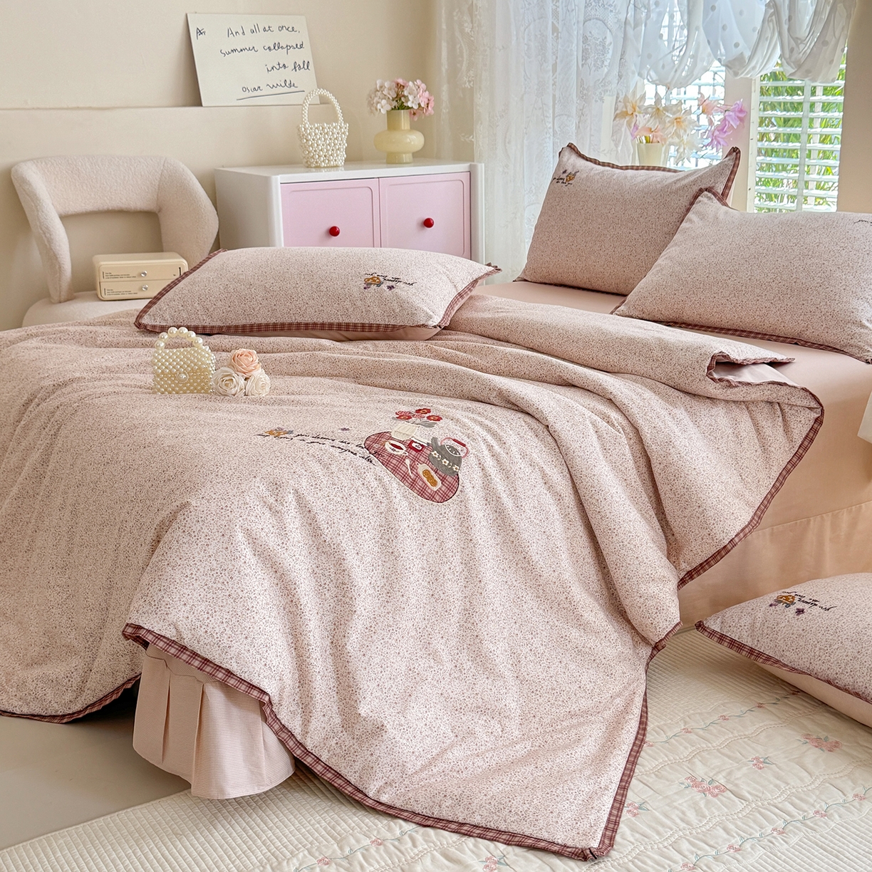 91家纺网 家纺一手货源 找家纺 艾唯希家纺 2026新款多功能全棉活套夏被四件套刺绣工艺纯棉四季通用-知意系列 知意-粉