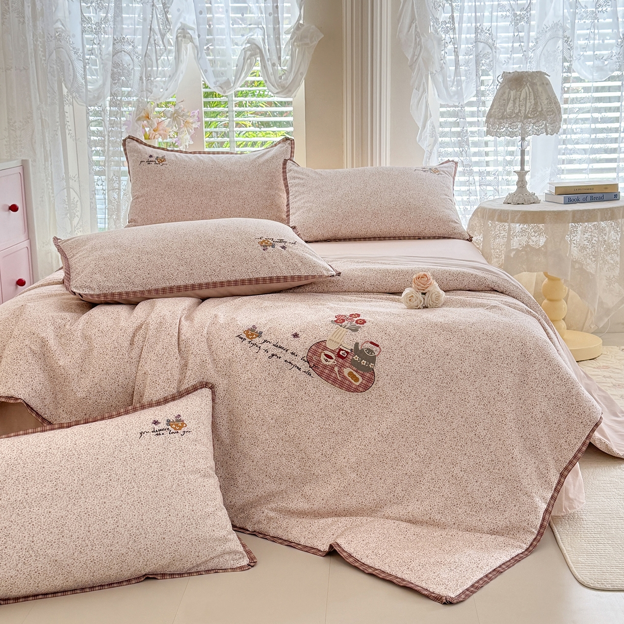 91家纺网 家纺一手货源 找家纺 艾唯希家纺 2026新款多功能全棉活套夏被四件套刺绣工艺纯棉四季通用-知意系列 知意-粉