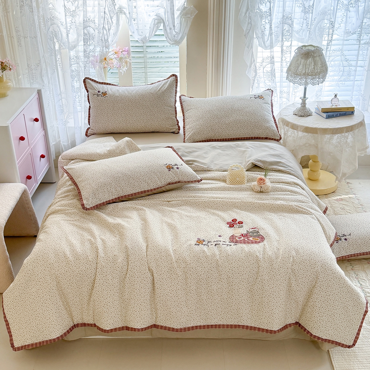 91家纺网 家纺一手货源 找家纺 艾唯希家纺 2025新款韩版全消光雕花绒花边四件套牛奶绒-铃兰花边系列 铃兰-浅紫