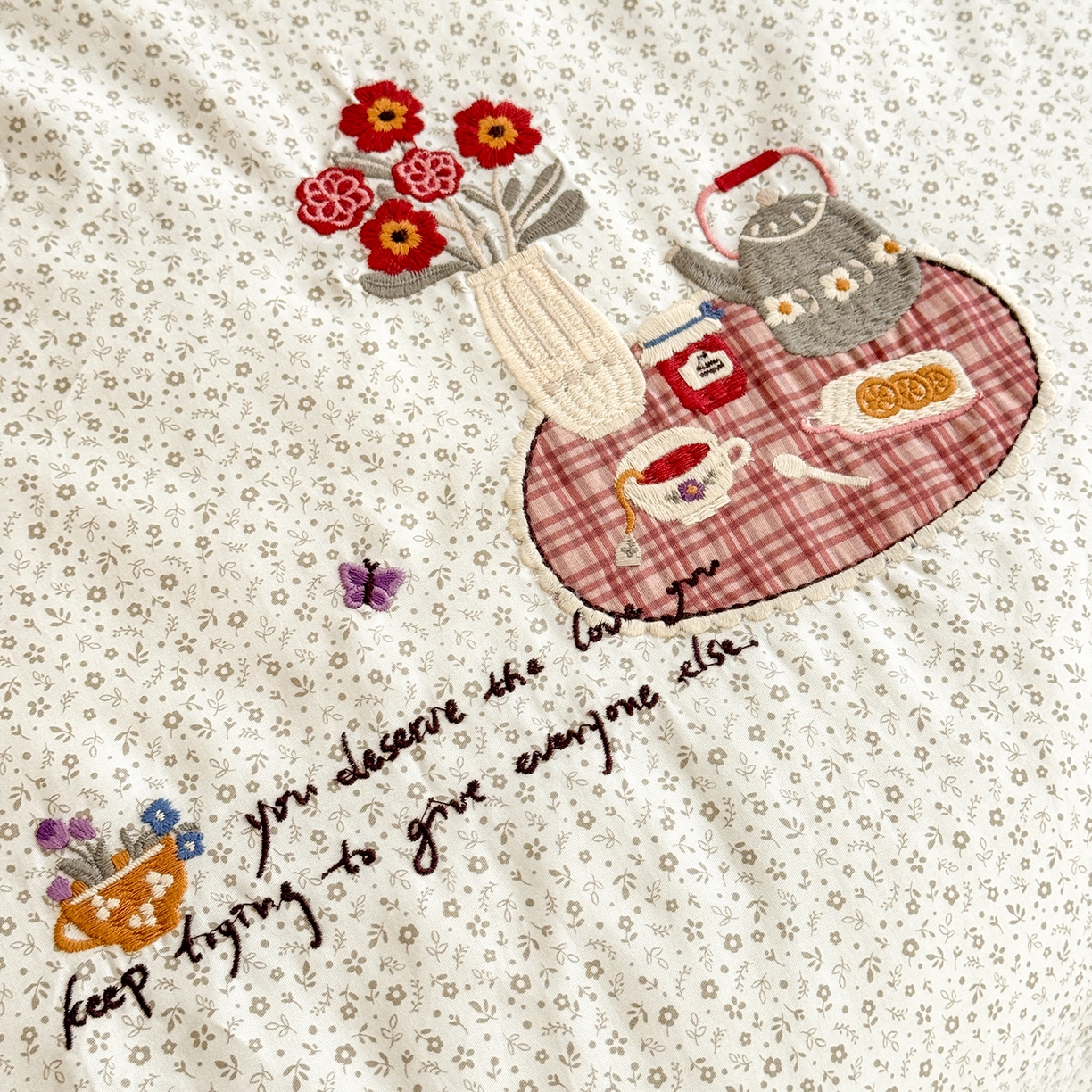 91家纺网 家纺一手货源 找家纺 艾唯希家纺 2026新款多功能全棉活套夏被四件套刺绣工艺纯棉四季通用-知意系列 知意-奶茶