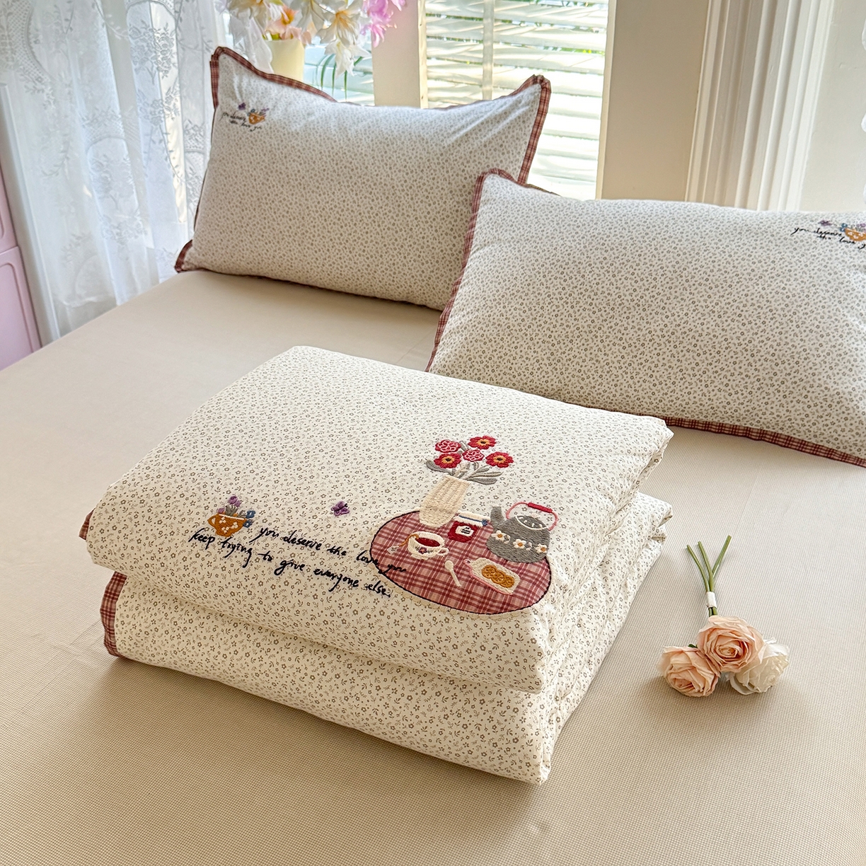 91家纺网 家纺一手货源 找家纺 艾唯希家纺 2026新款多功能全棉活套夏被四件套刺绣工艺纯棉四季通用-知意系列 知意-奶茶