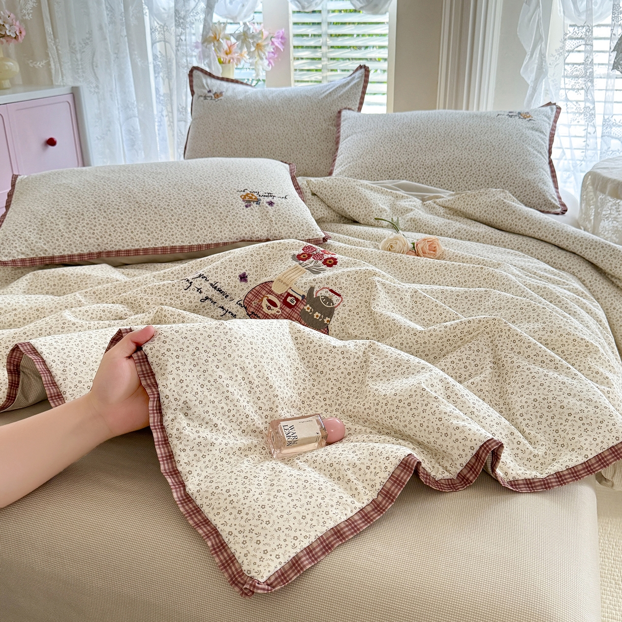 91家纺网 家纺一手货源 找家纺 艾唯希家纺 2026新款多功能全棉活套夏被四件套刺绣工艺纯棉四季通用-知意系列 知意-奶茶