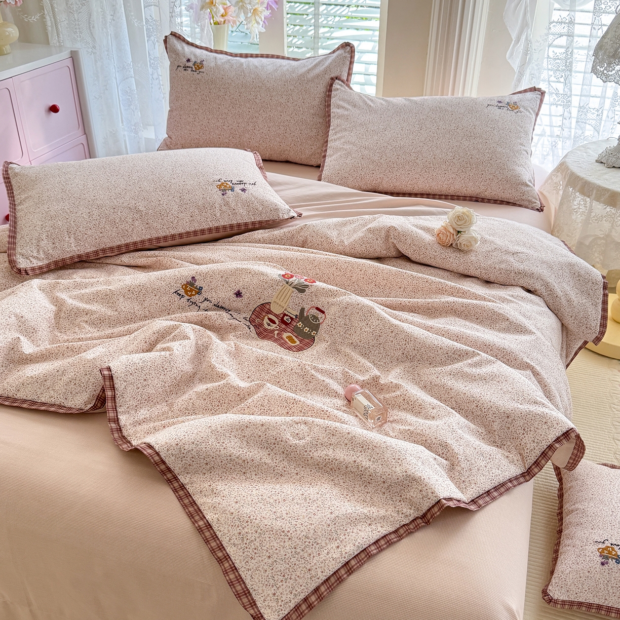 91家纺网 家纺一手货源 找家纺 艾唯希家纺 2026新款多功能全棉活套夏被四件套刺绣工艺纯棉四季通用-知意系列 知意-粉