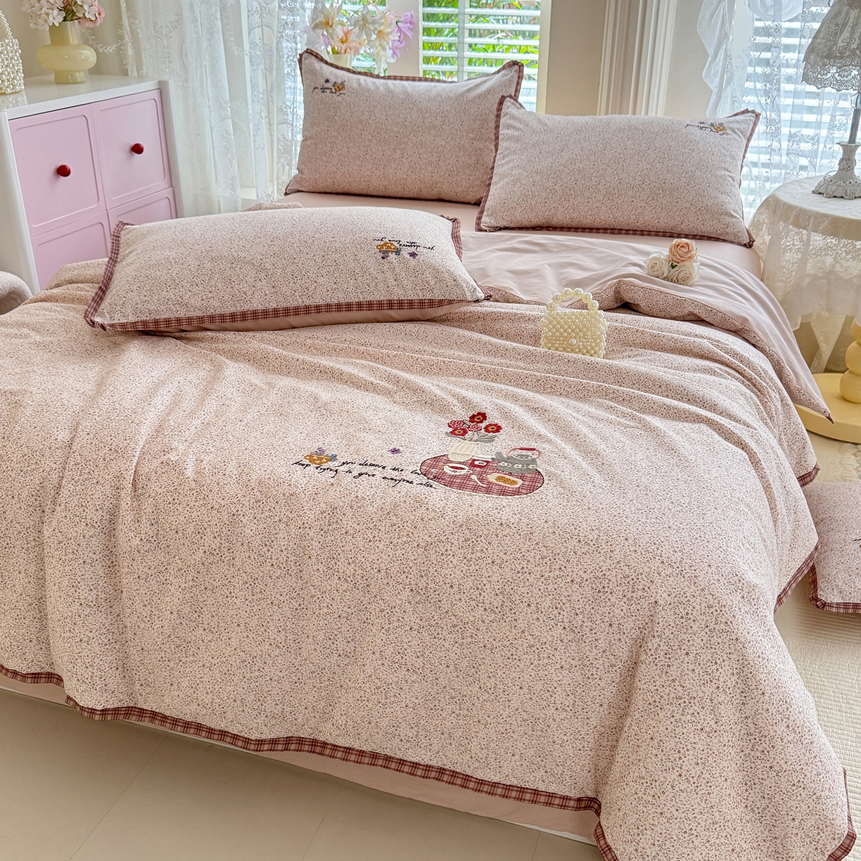 91家纺网 家纺一手货源 找家纺 艾唯希家纺 2026新款多功能全棉活套夏被四件套刺绣工艺纯棉四季通用-知意系列 知意-粉