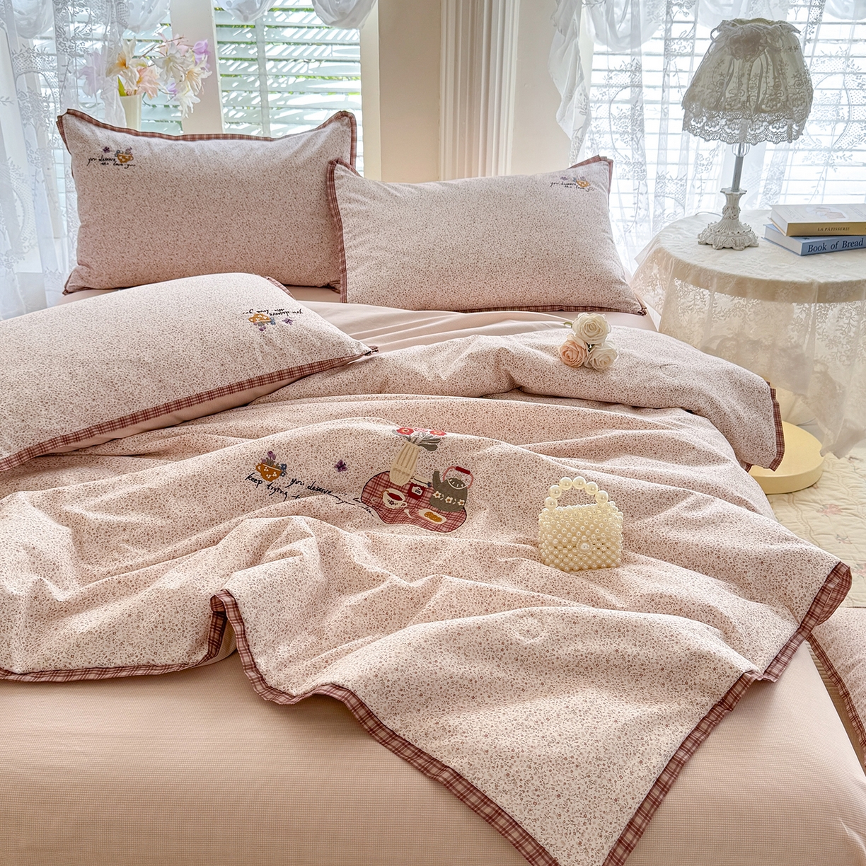 91家纺网 家纺一手货源 找家纺 艾唯希家纺 2026新款多功能全棉活套夏被四件套刺绣工艺纯棉四季通用-知意系列 知意-粉