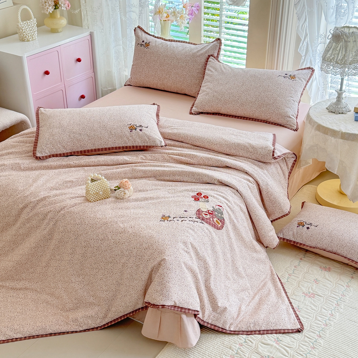 91家纺网 家纺一手货源 找家纺 艾唯希家纺 2026新款多功能全棉活套夏被四件套刺绣工艺纯棉四季通用-知意系列 知意-粉