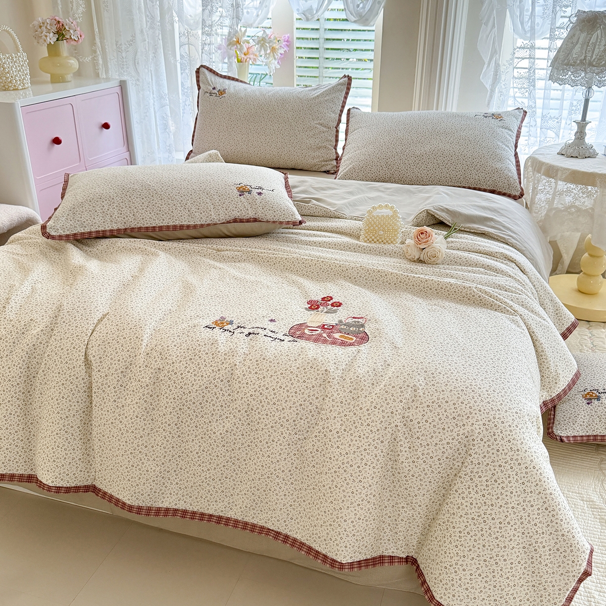 91家纺网 家纺一手货源 找家纺 艾唯希家纺 2026新款多功能全棉活套夏被四件套刺绣工艺纯棉四季通用-知意系列 知意-奶茶