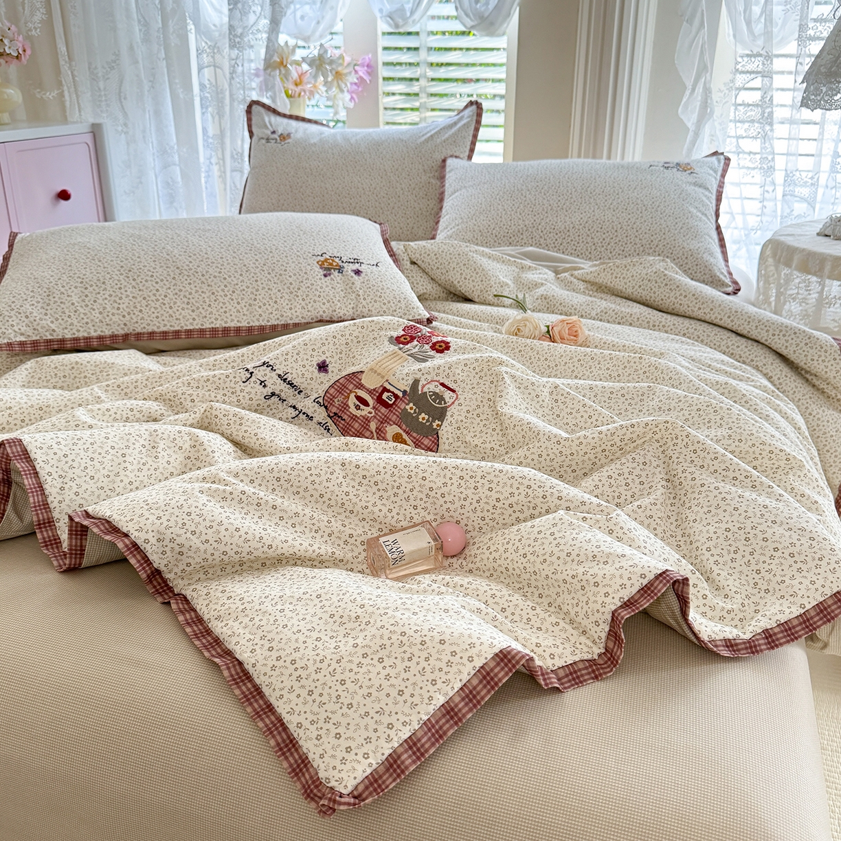 91家纺网 家纺一手货源 找家纺 艾唯希家纺 2026新款多功能全棉活套夏被四件套刺绣工艺纯棉四季通用-知意系列 知意-奶茶