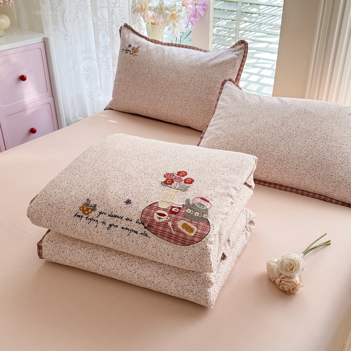 91家纺网 家纺一手货源 找家纺 艾唯希家纺 2026新款多功能全棉活套夏被四件套刺绣工艺纯棉四季通用-知意系列 知意-粉