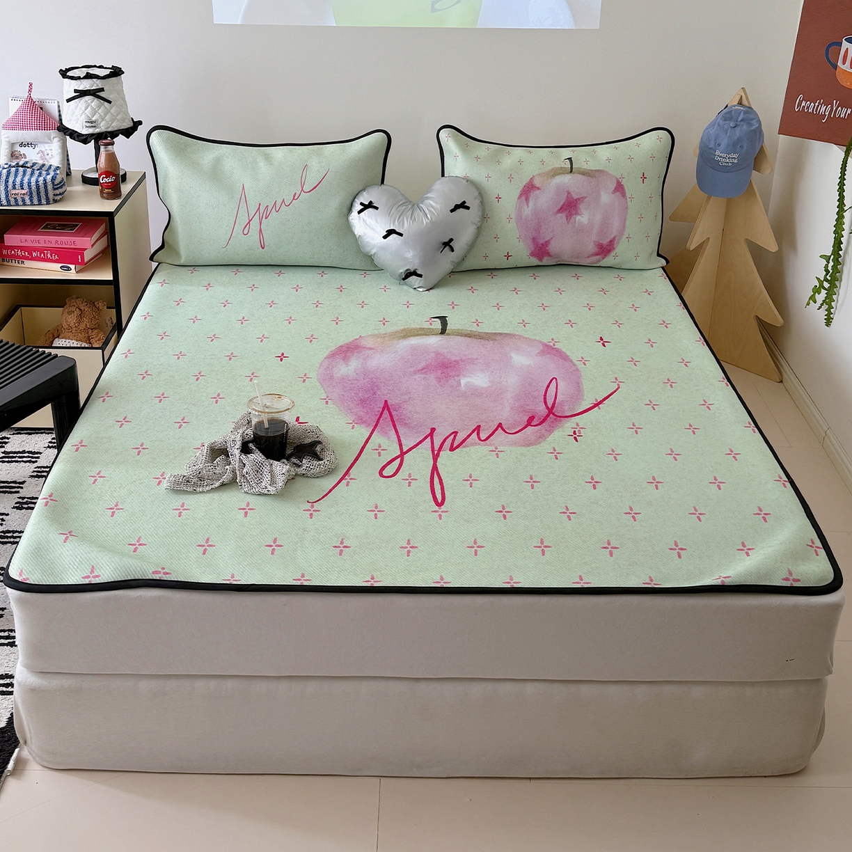 91家纺网 家纺一手货源 找家纺 山茶家居-原创设计（原山茶家纺） 2026新款韩国设计师合作款斜纹冰丝席凉席 韩国设计系列--一颗苹果