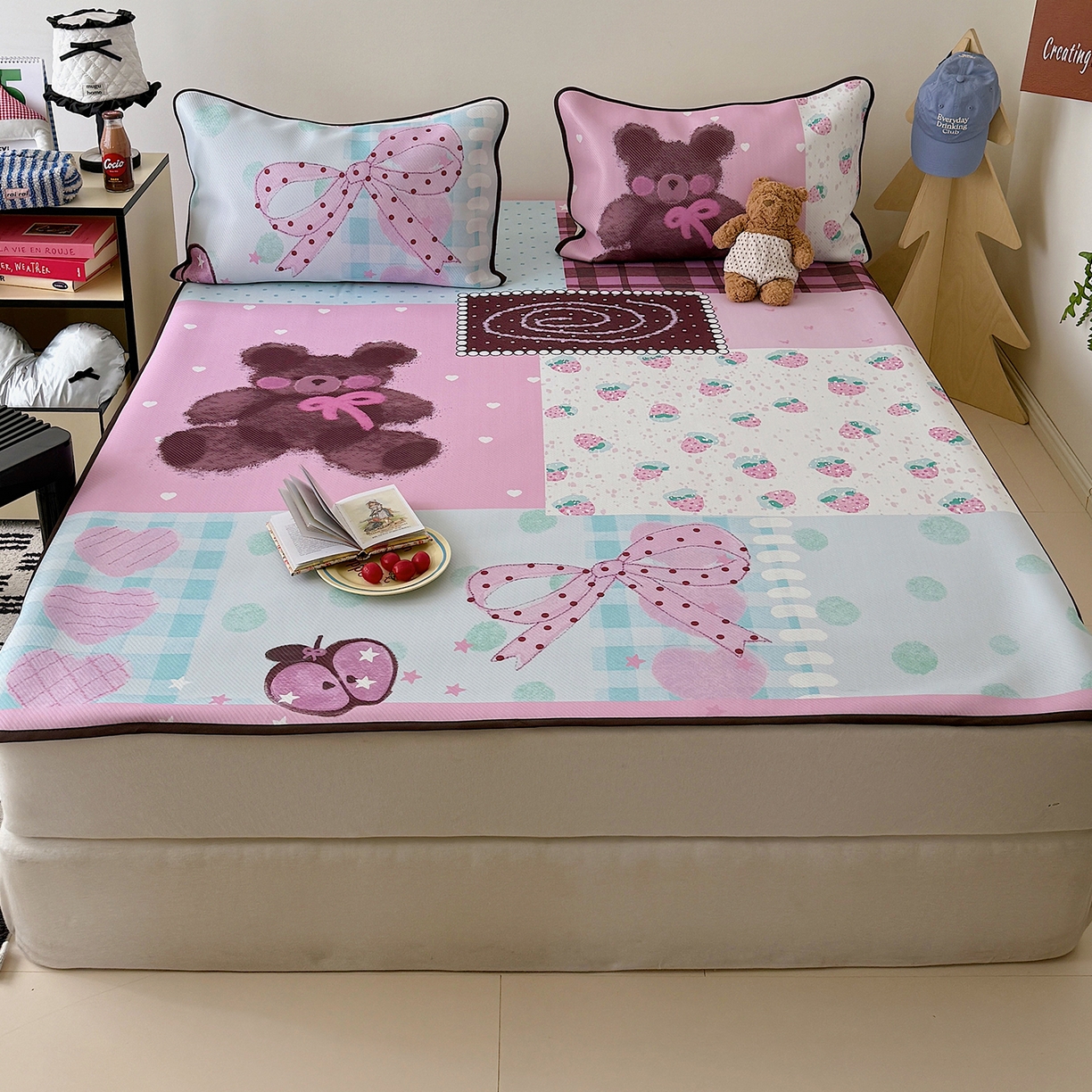 91家纺网 家纺一手货源 找家纺 山茶家居-原创设计（原山茶家纺） 2026新款韩国设计师合作款斜纹冰丝席凉席 韩国设计系列--草莓与熊