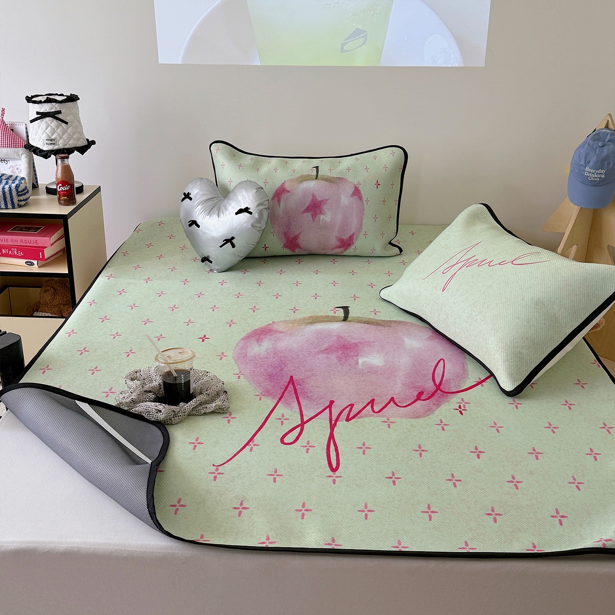 91家纺网 家纺一手货源 找家纺 山茶家居-原创设计（原山茶家纺） 2026新款韩国设计师合作款斜纹冰丝席凉席 韩国设计系列--一颗苹果