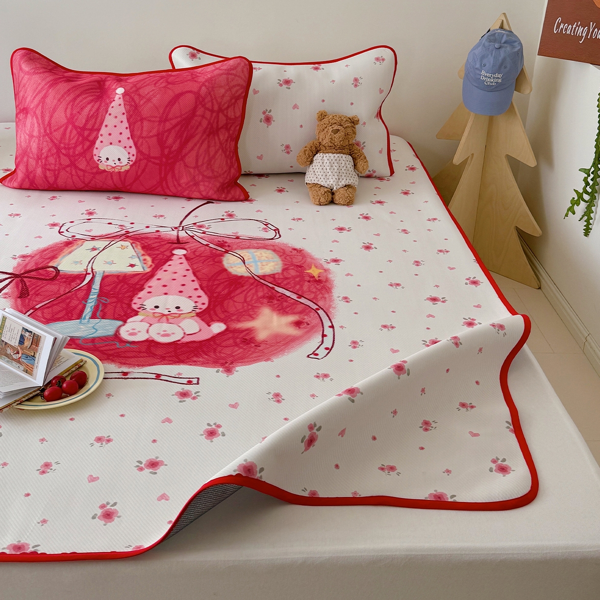 91家纺网 家纺一手货源 找家纺 山茶家居-原创设计（原山茶家纺） 2026新款韩国设计师合作款斜纹冰丝席凉席 韩国设计系列-kt苹果屋