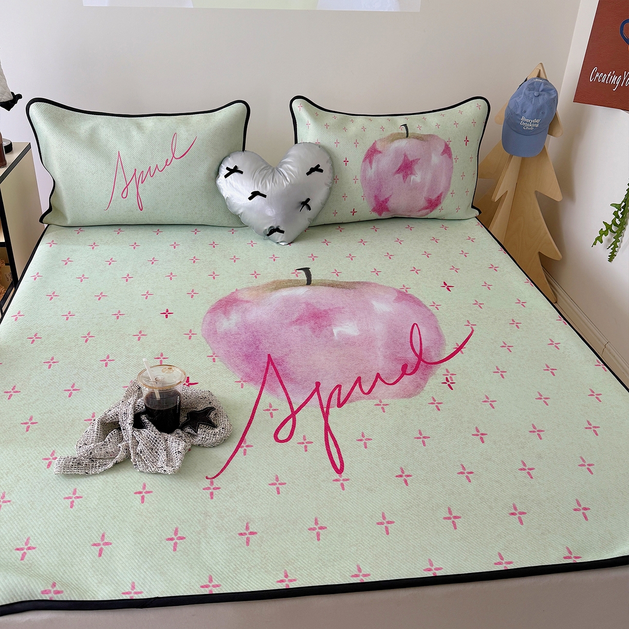 91家纺网 家纺一手货源 找家纺 山茶家居-原创设计（原山茶家纺） 2026新款韩国设计师合作款斜纹冰丝席凉席 韩国设计系列--一颗苹果