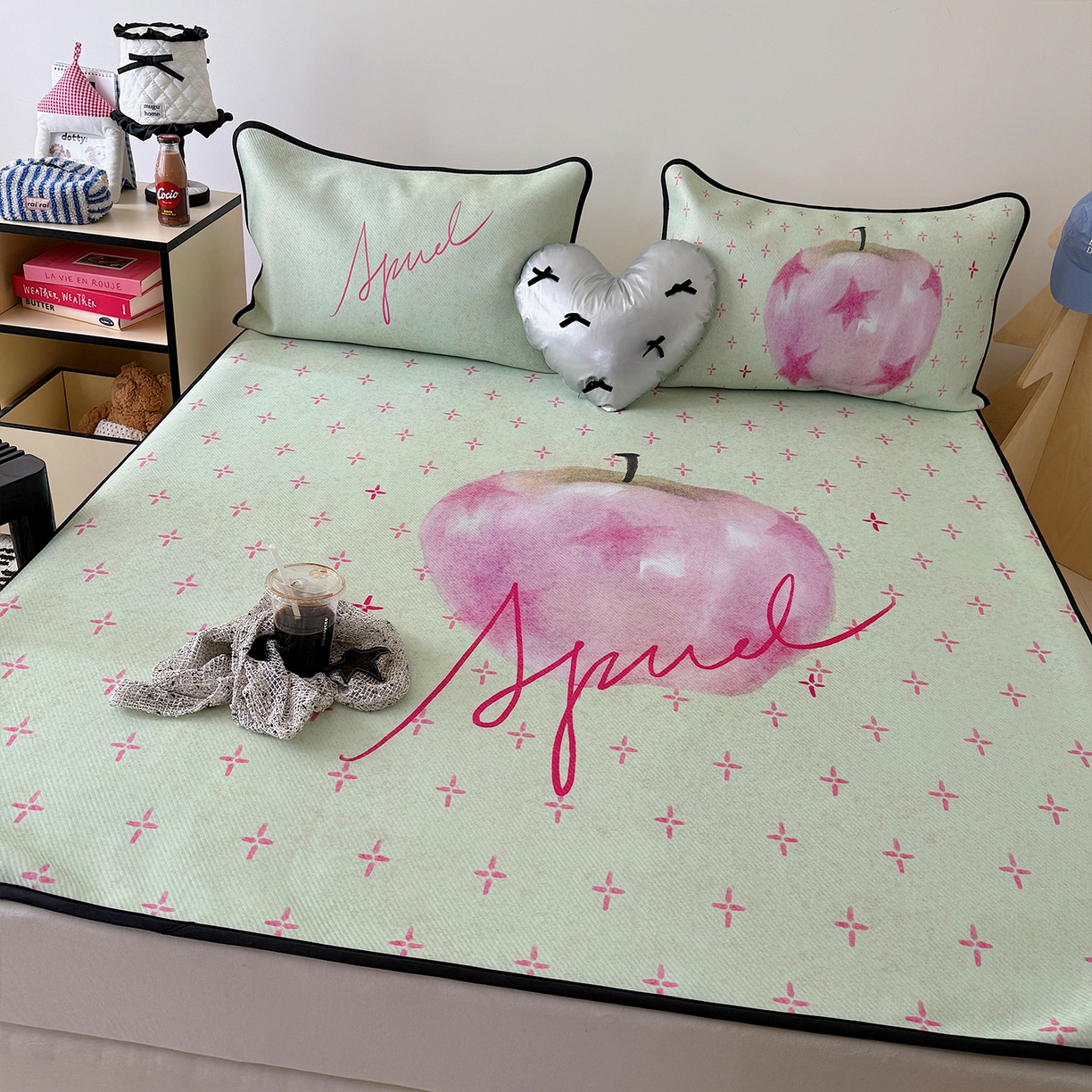 91家纺网 家纺一手货源 找家纺 山茶家居-原创设计（原山茶家纺） 2026新款韩国设计师合作款斜纹冰丝席凉席 韩国设计系列--一颗苹果