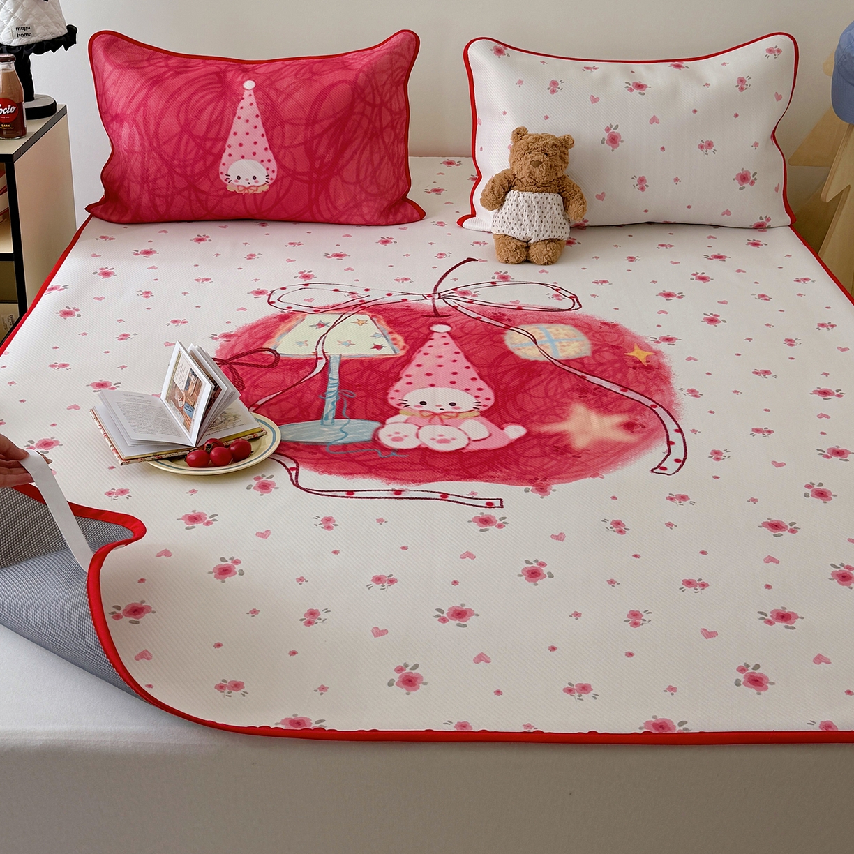 91家纺网 家纺一手货源 找家纺 山茶家居-原创设计（原山茶家纺） 2026新款韩国设计师合作款斜纹冰丝席凉席 韩国设计系列-kt苹果屋