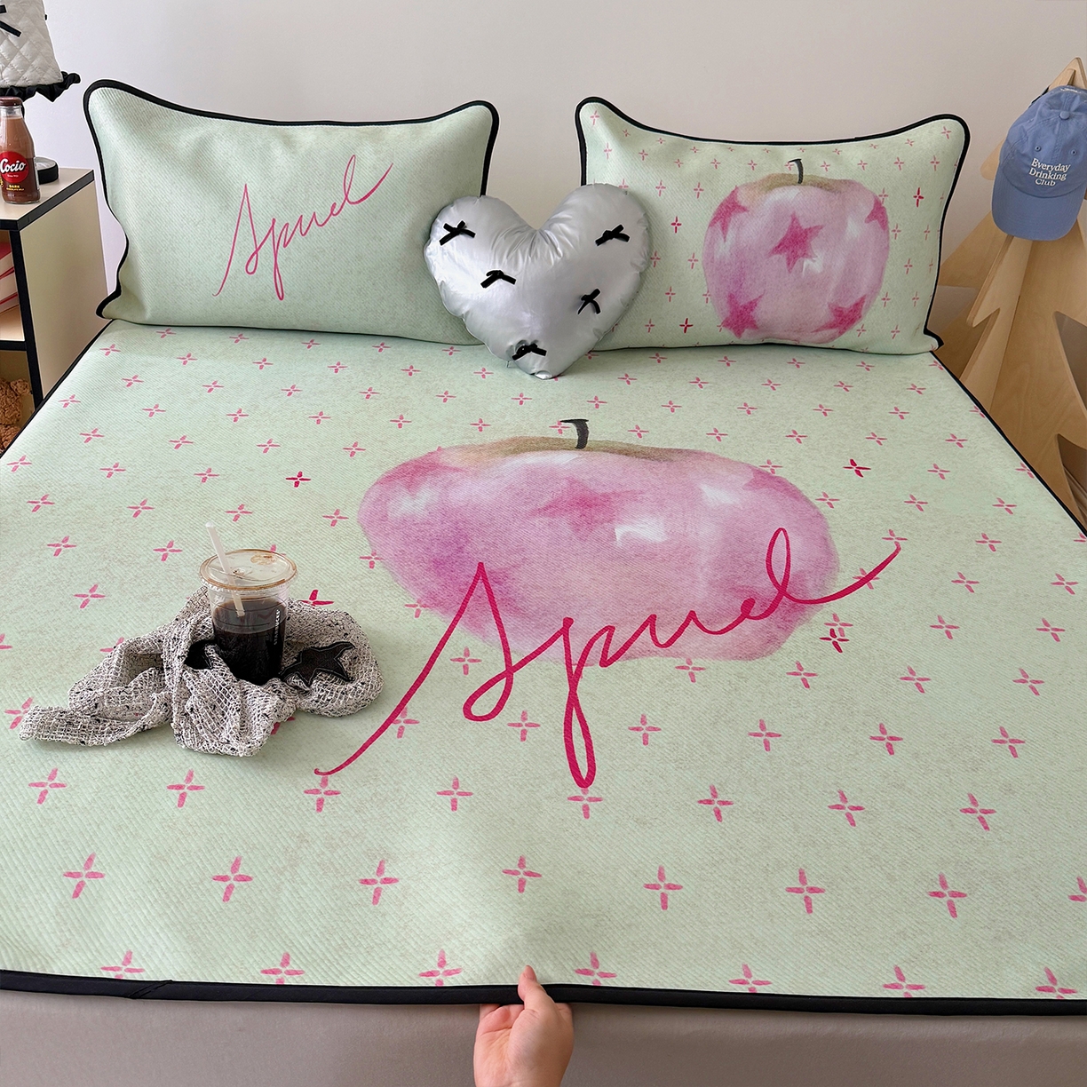 91家纺网 家纺一手货源 找家纺 山茶家居-原创设计（原山茶家纺） 2026新款韩国设计师合作款斜纹冰丝席凉席 韩国设计系列--一颗苹果