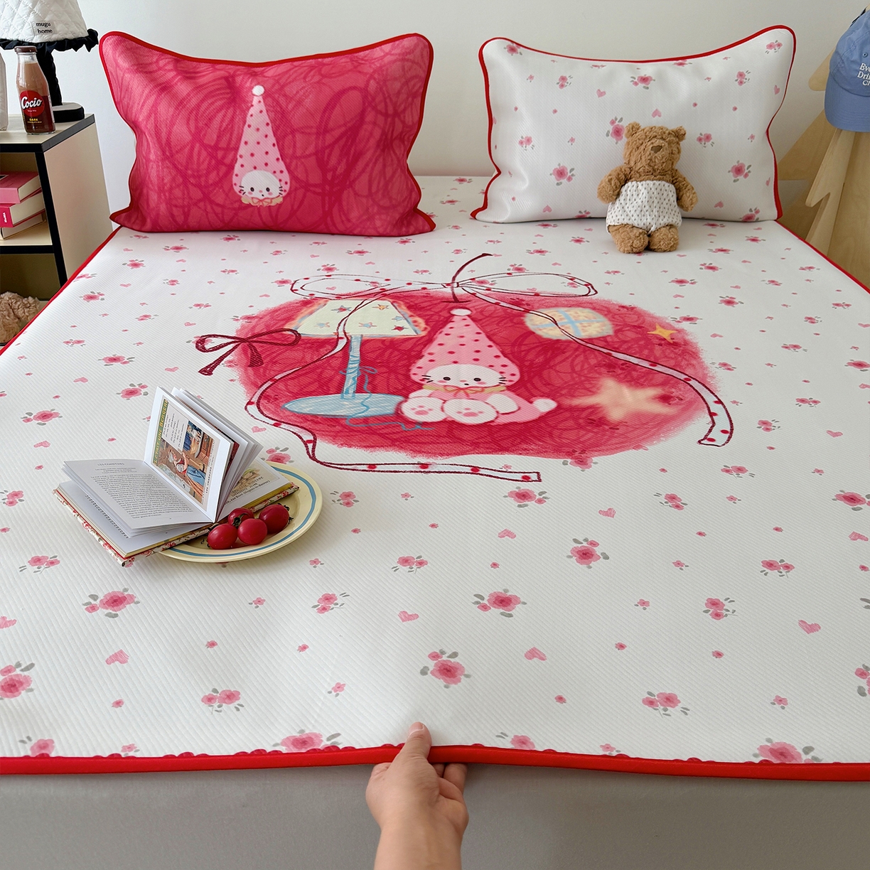 91家纺网 家纺一手货源 找家纺 山茶家居-原创设计（原山茶家纺） 2026新款韩国设计师合作款斜纹冰丝席凉席 韩国设计系列-kt苹果屋