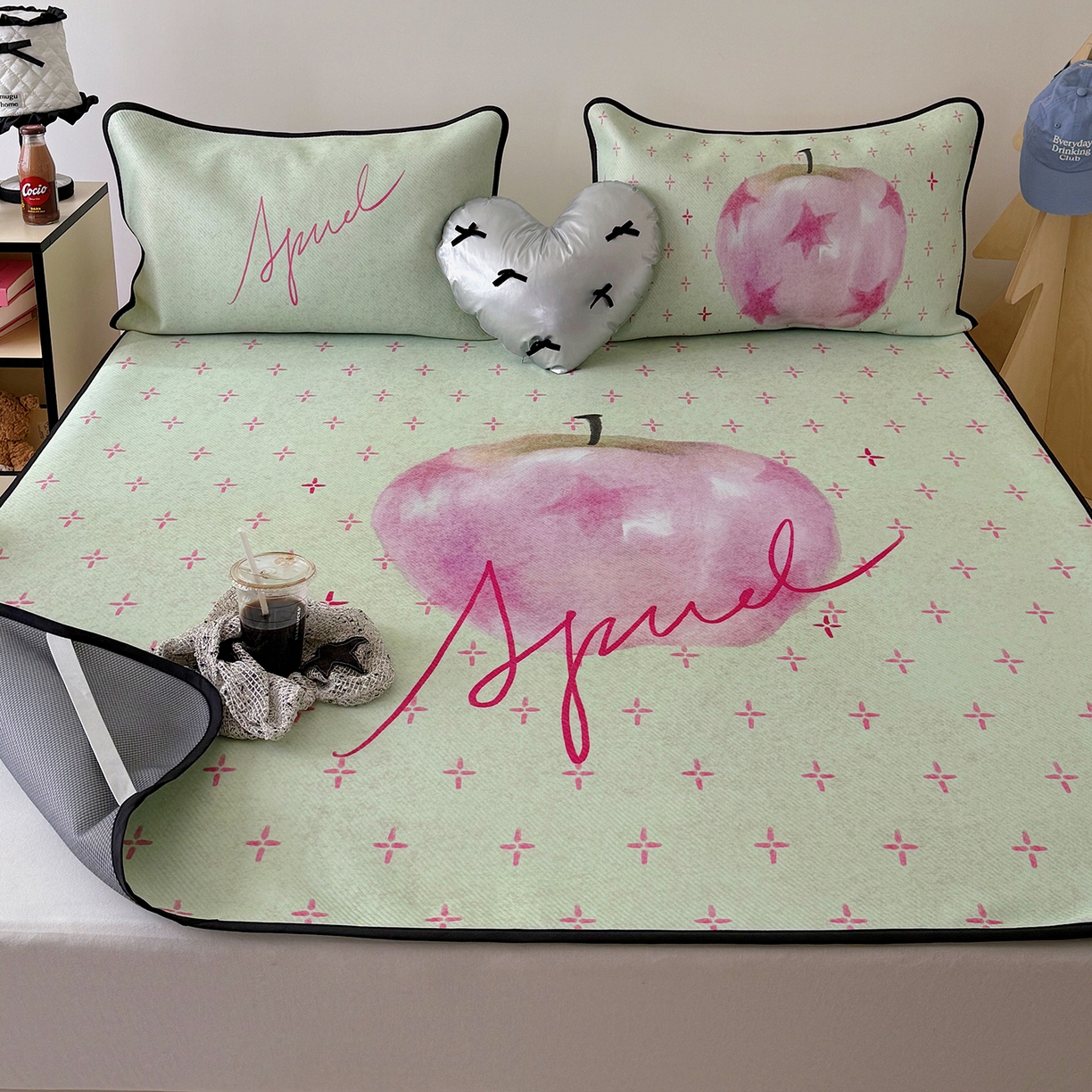 91家纺网 家纺一手货源 找家纺 山茶家居-原创设计（原山茶家纺） 2026新款韩国设计师合作款斜纹冰丝席凉席 韩国设计系列--一颗苹果