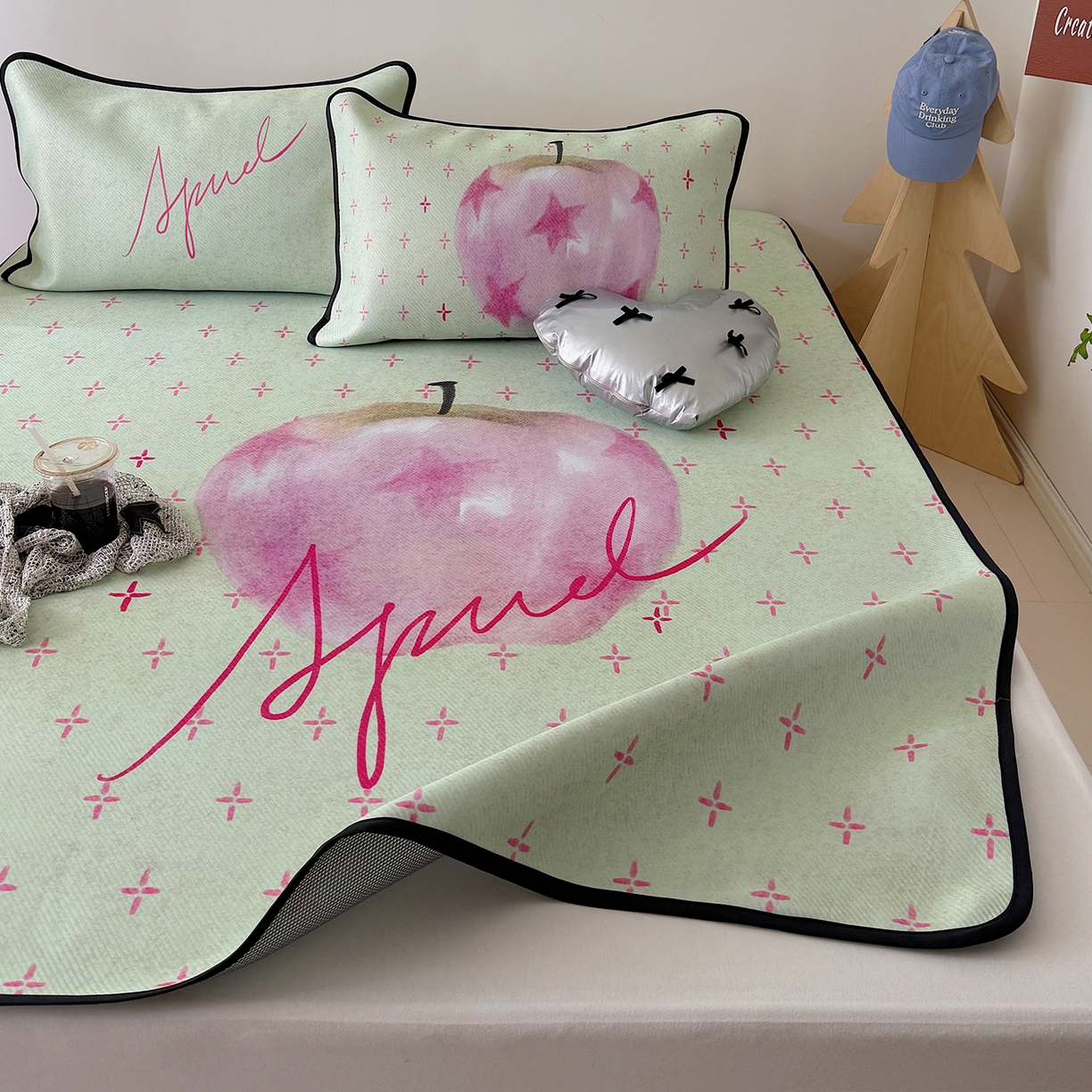 91家纺网 家纺一手货源 找家纺 山茶家居-原创设计（原山茶家纺） 2026新款韩国设计师合作款斜纹冰丝席凉席 韩国设计系列--一颗苹果