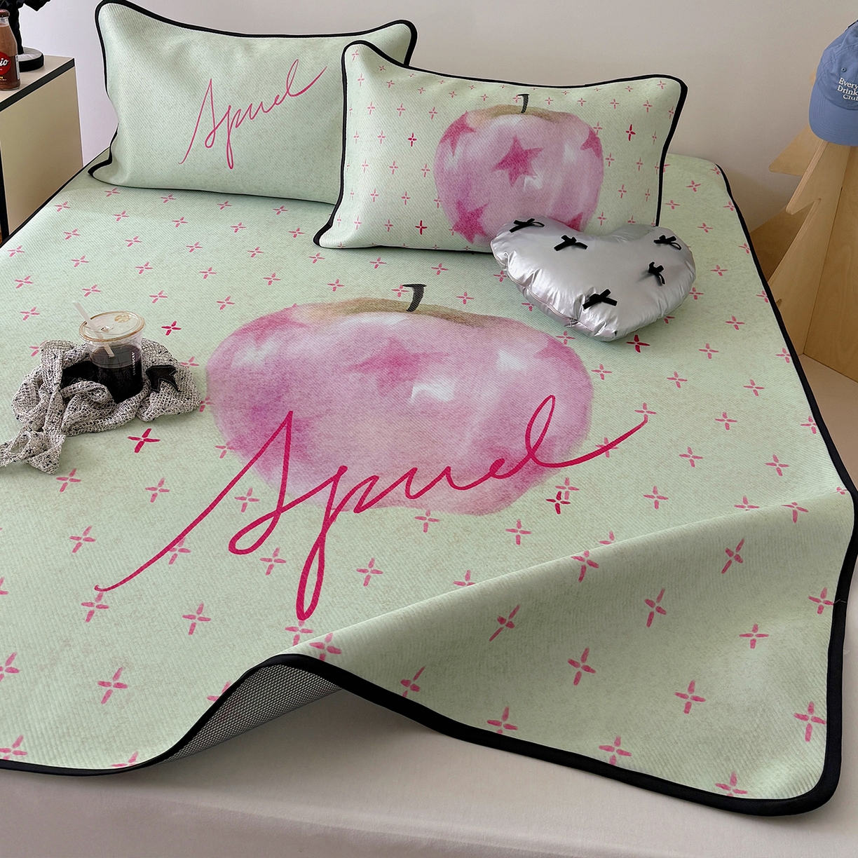 91家纺网 家纺一手货源 找家纺 山茶家居-原创设计（原山茶家纺） 2026新款韩国设计师合作款斜纹冰丝席凉席 韩国设计系列--一颗苹果