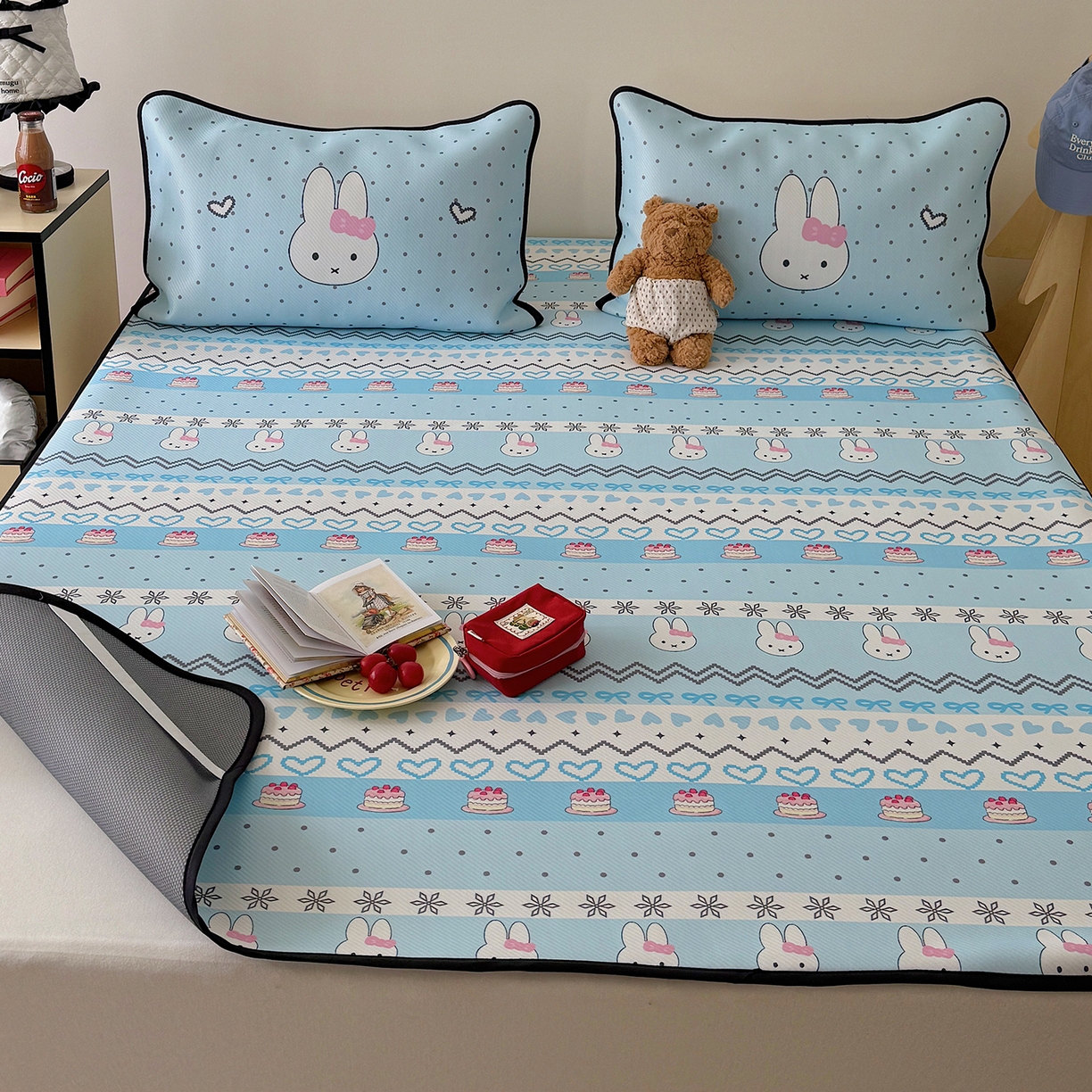 91家纺网 家纺一手货源 找家纺 山茶家居-原创设计（原山茶家纺） 2026新款韩国设计师合作款斜纹冰丝席凉席 韩国设计系列--海盐米菲