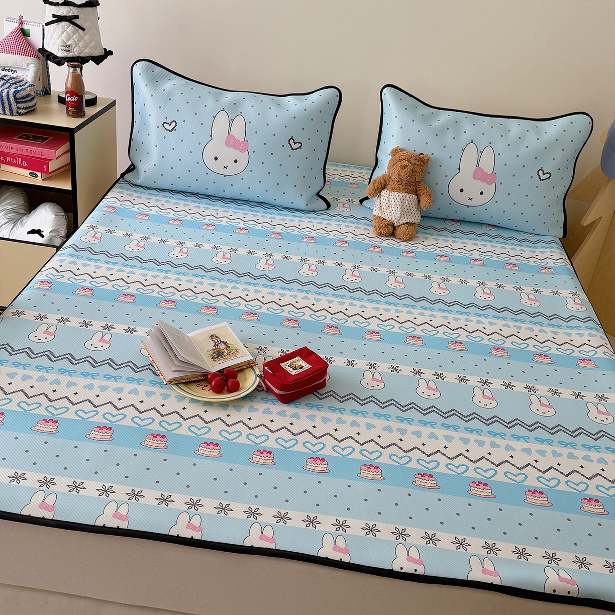 91家纺网 家纺一手货源 找家纺 山茶家居-原创设计（原山茶家纺） 2026新款韩国设计师合作款斜纹冰丝席凉席 韩国设计系列--海盐米菲