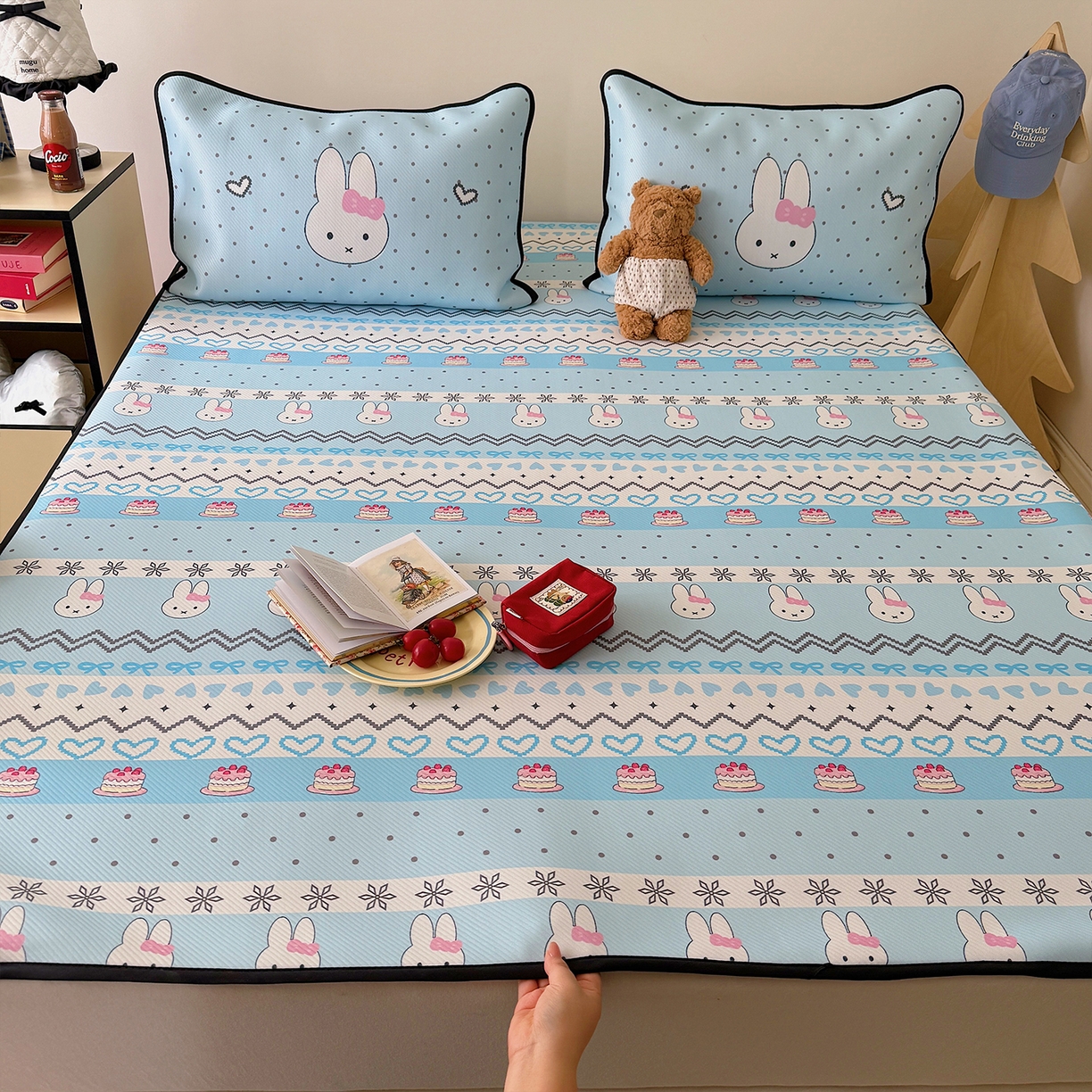 91家纺网 家纺一手货源 找家纺 山茶家居-原创设计（原山茶家纺） 2026新款韩国设计师合作款斜纹冰丝席凉席 韩国设计系列--海盐米菲