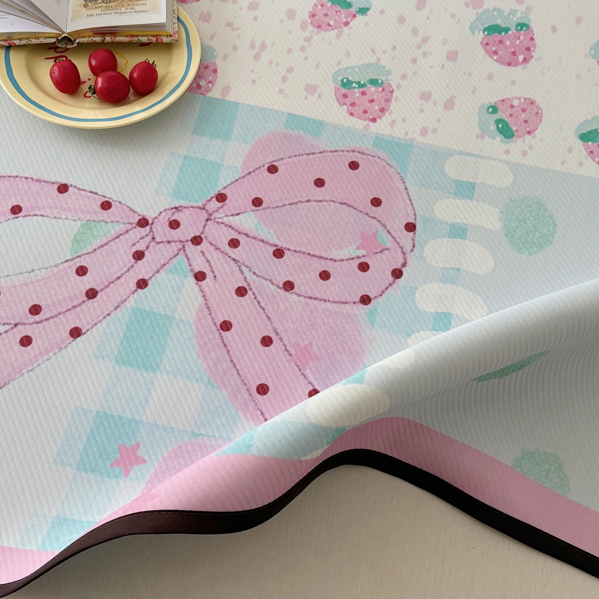 91家纺网 家纺一手货源 找家纺 山茶家居-原创设计（原山茶家纺） 2026新款韩国设计师合作款斜纹冰丝席凉席 韩国设计系列--草莓与熊