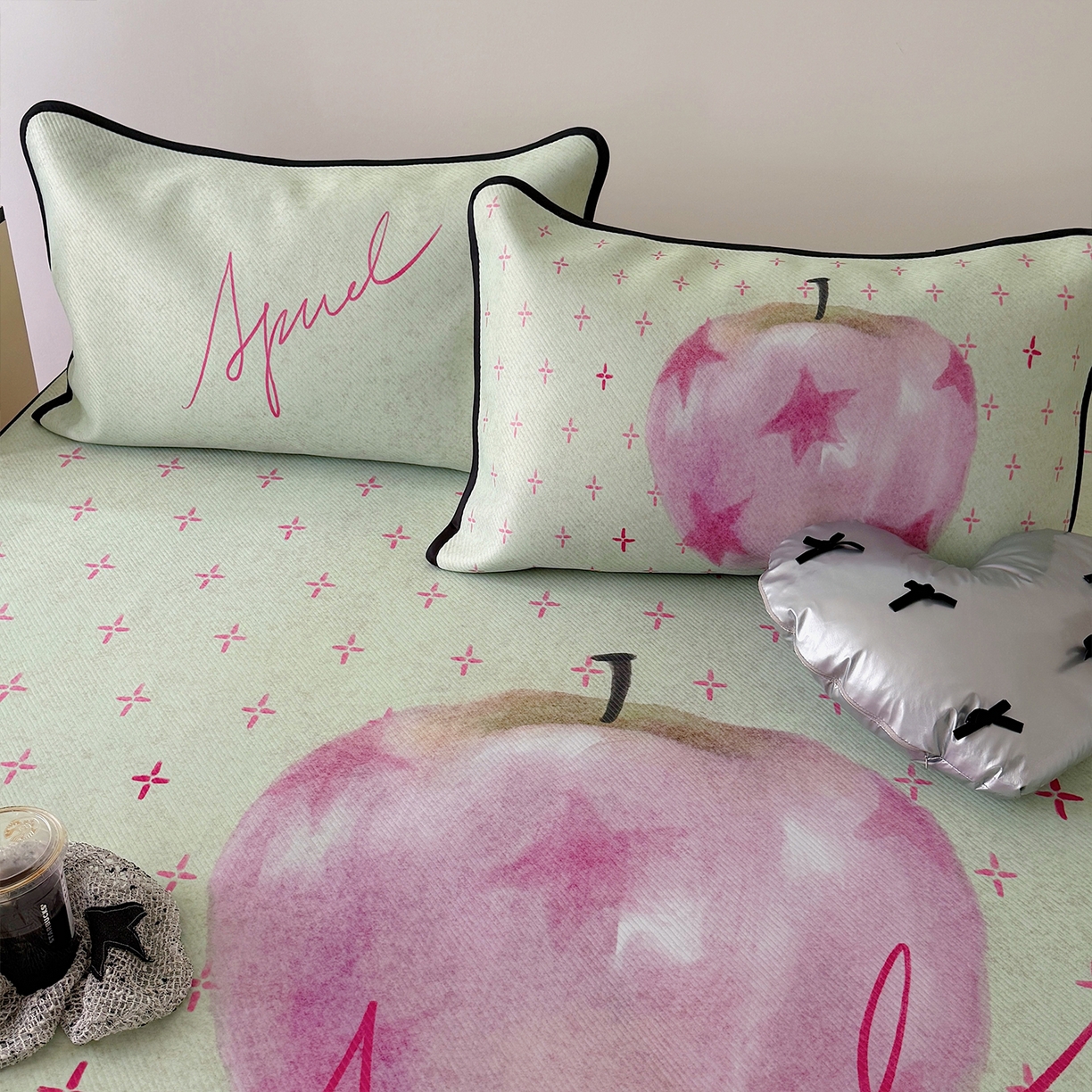 91家纺网 家纺一手货源 找家纺 山茶家居-原创设计（原山茶家纺） 2026新款韩国设计师合作款斜纹冰丝席凉席 韩国设计系列--一颗苹果