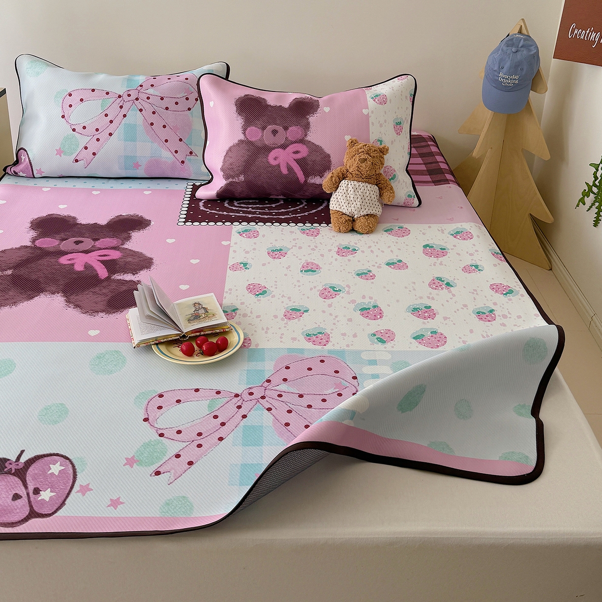 91家纺网 家纺一手货源 找家纺 山茶家居-原创设计（原山茶家纺） 2026新款韩国设计师合作款斜纹冰丝席凉席 韩国设计系列--草莓与熊