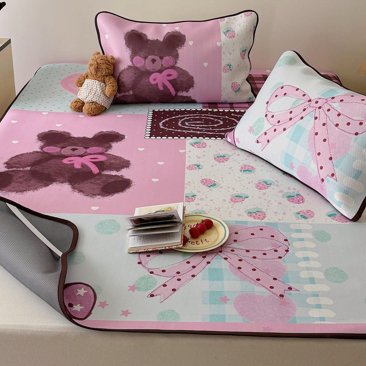 91家纺网 家纺一手货源 找家纺 山茶家居-原创设计（原山茶家纺） 2026新款韩国设计师合作款斜纹冰丝席凉席 韩国设计系列--草莓与熊